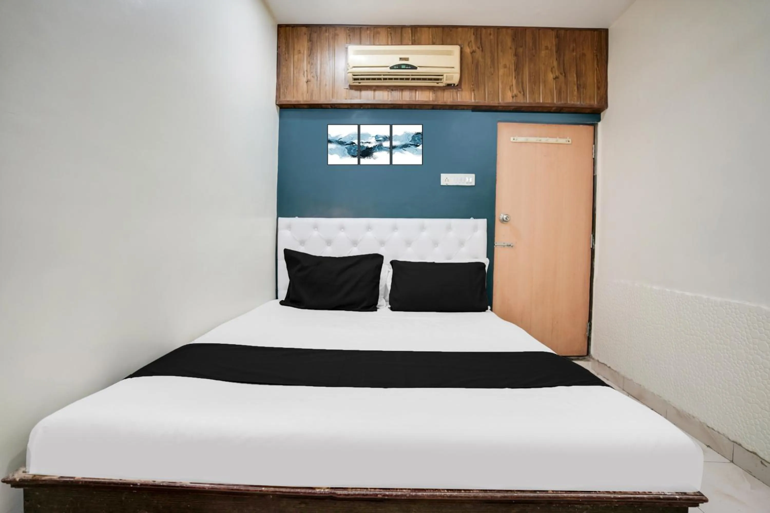 Bedroom, Bed in Hotel O Om Sai Palace