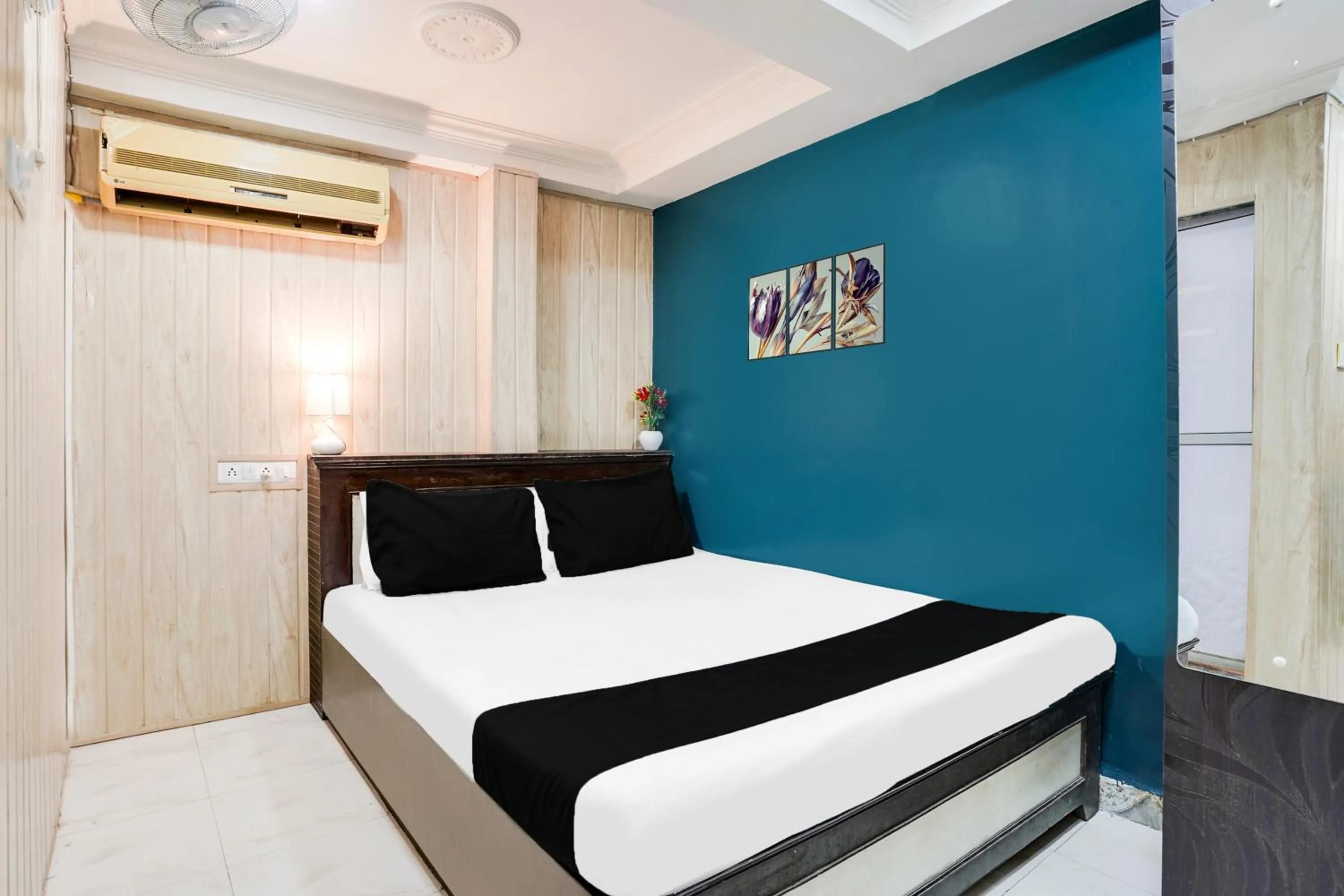 Bedroom, Bed in Hotel O Om Sai Palace