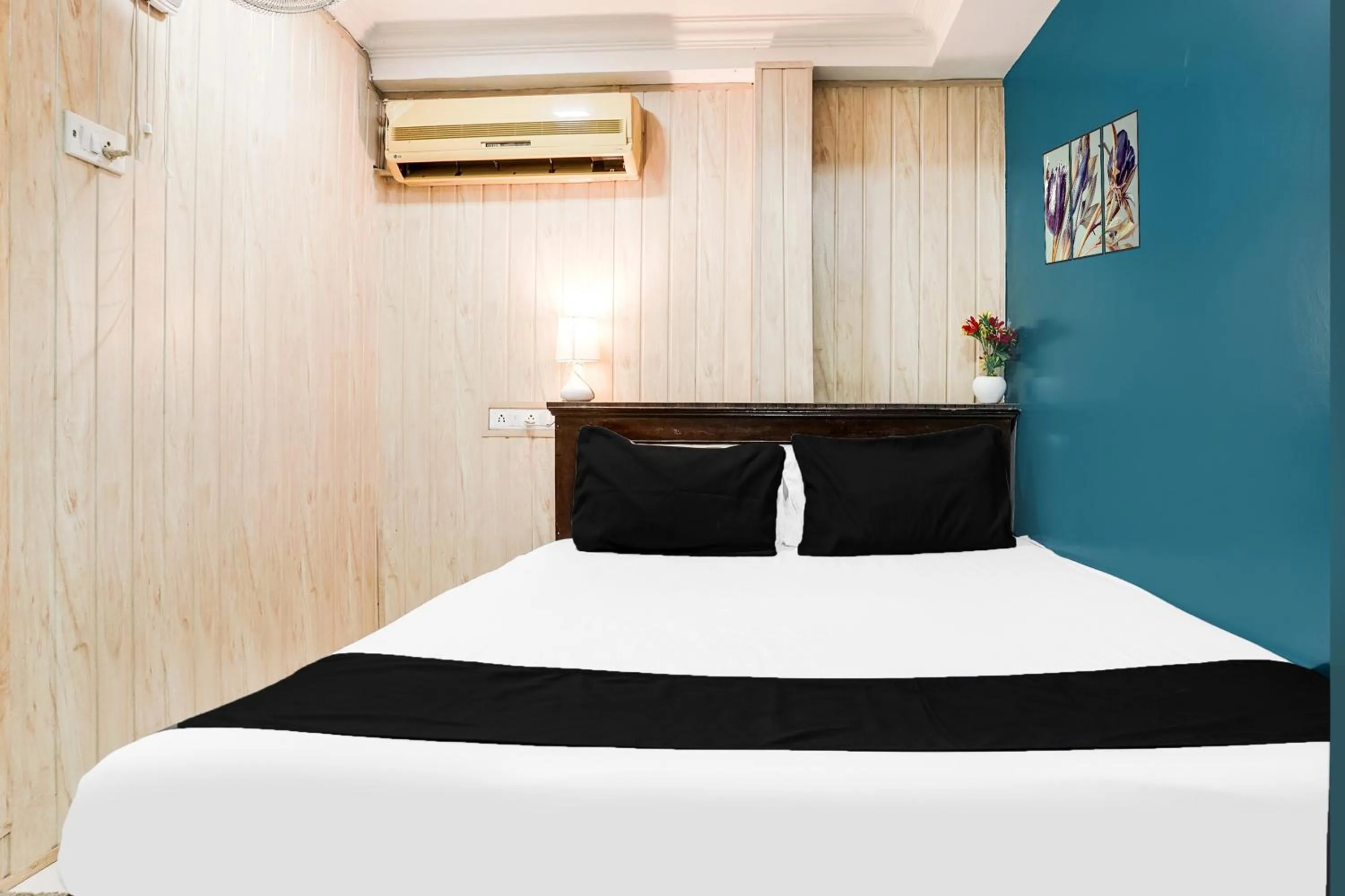 Bedroom, Bed in Hotel O Om Sai Palace