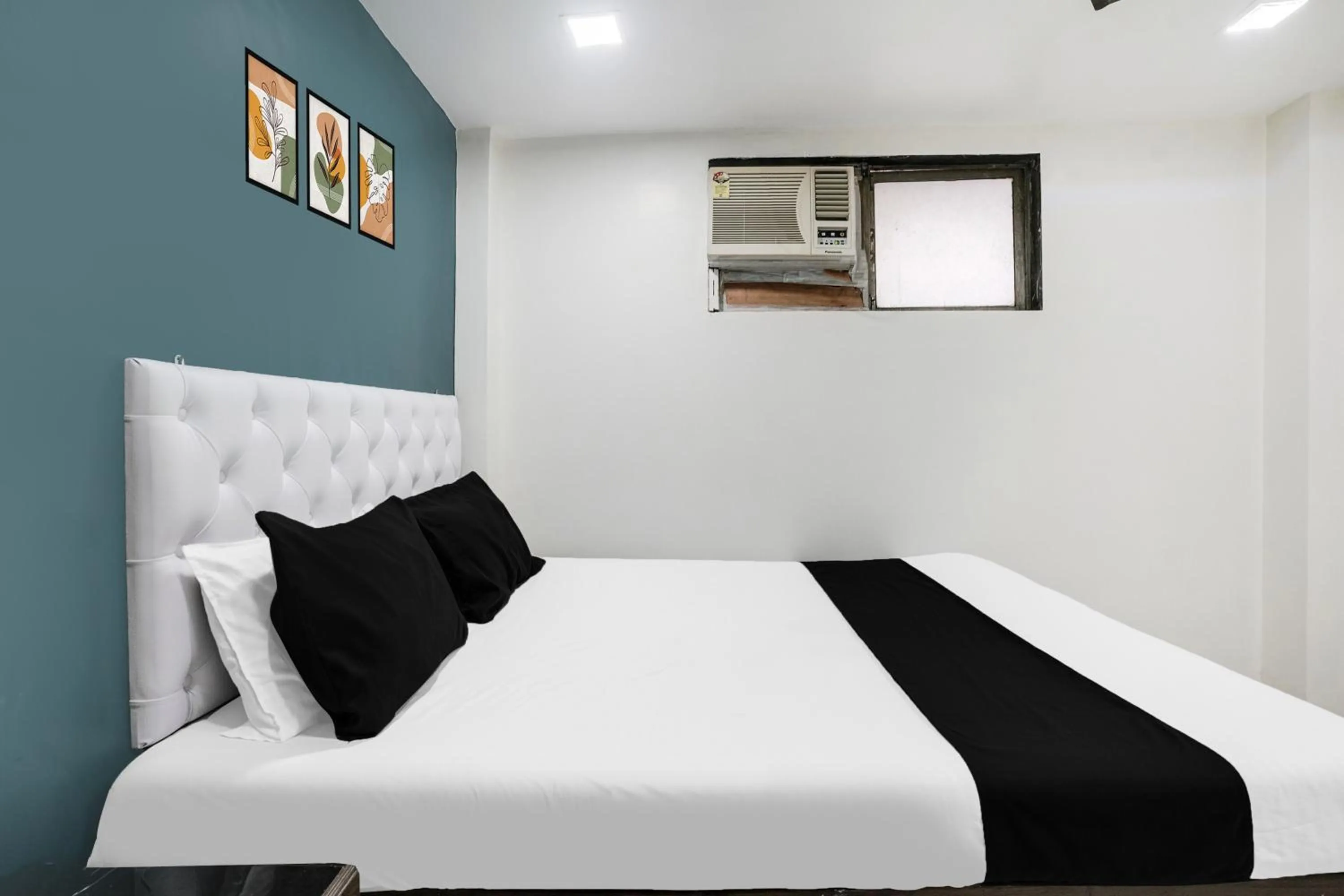 Bedroom, Bed in Hotel O Om Sai Palace