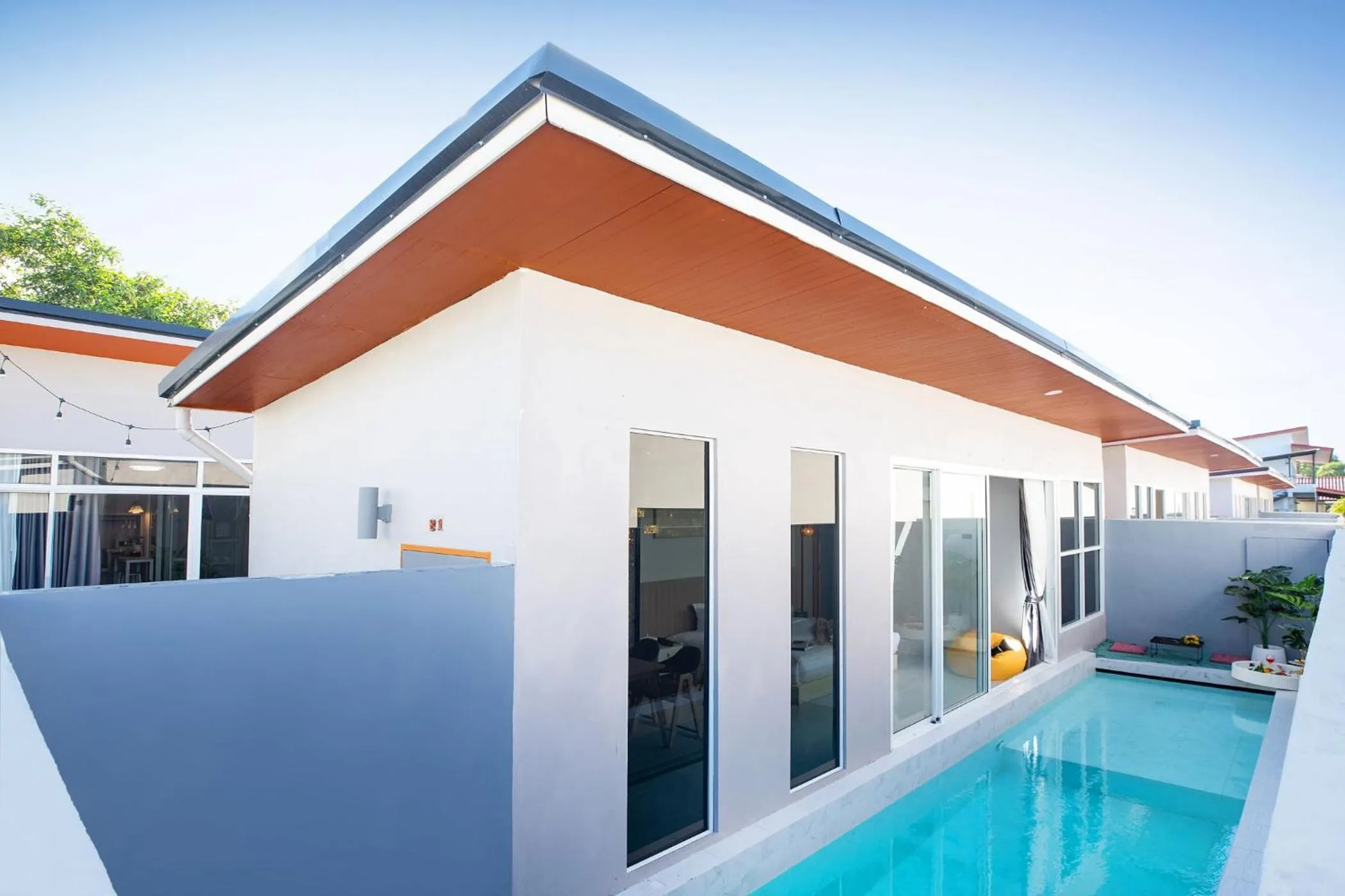 Property building in Best Time Pool Suites