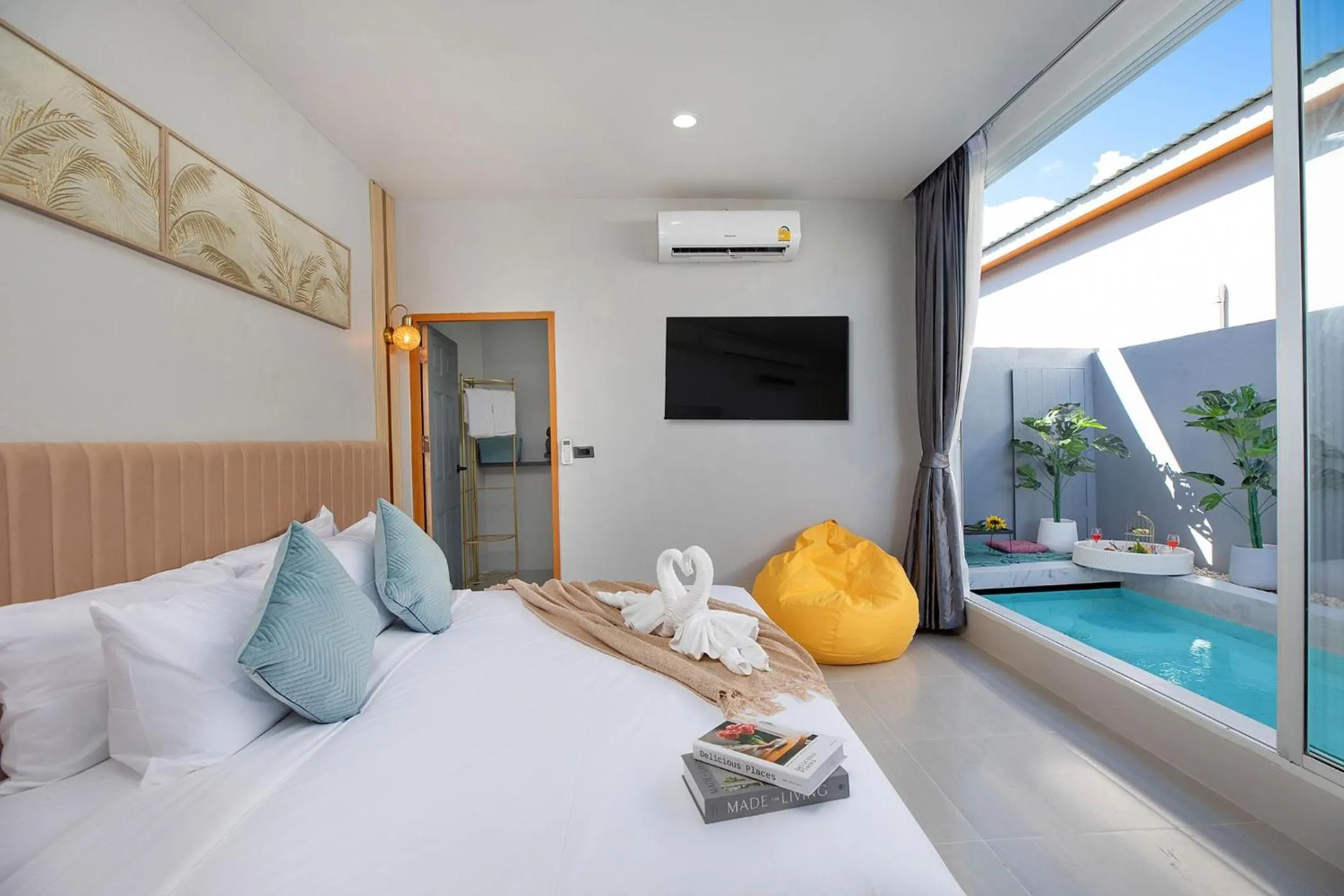 TV and multimedia, Bed in Best Time Pool Suites