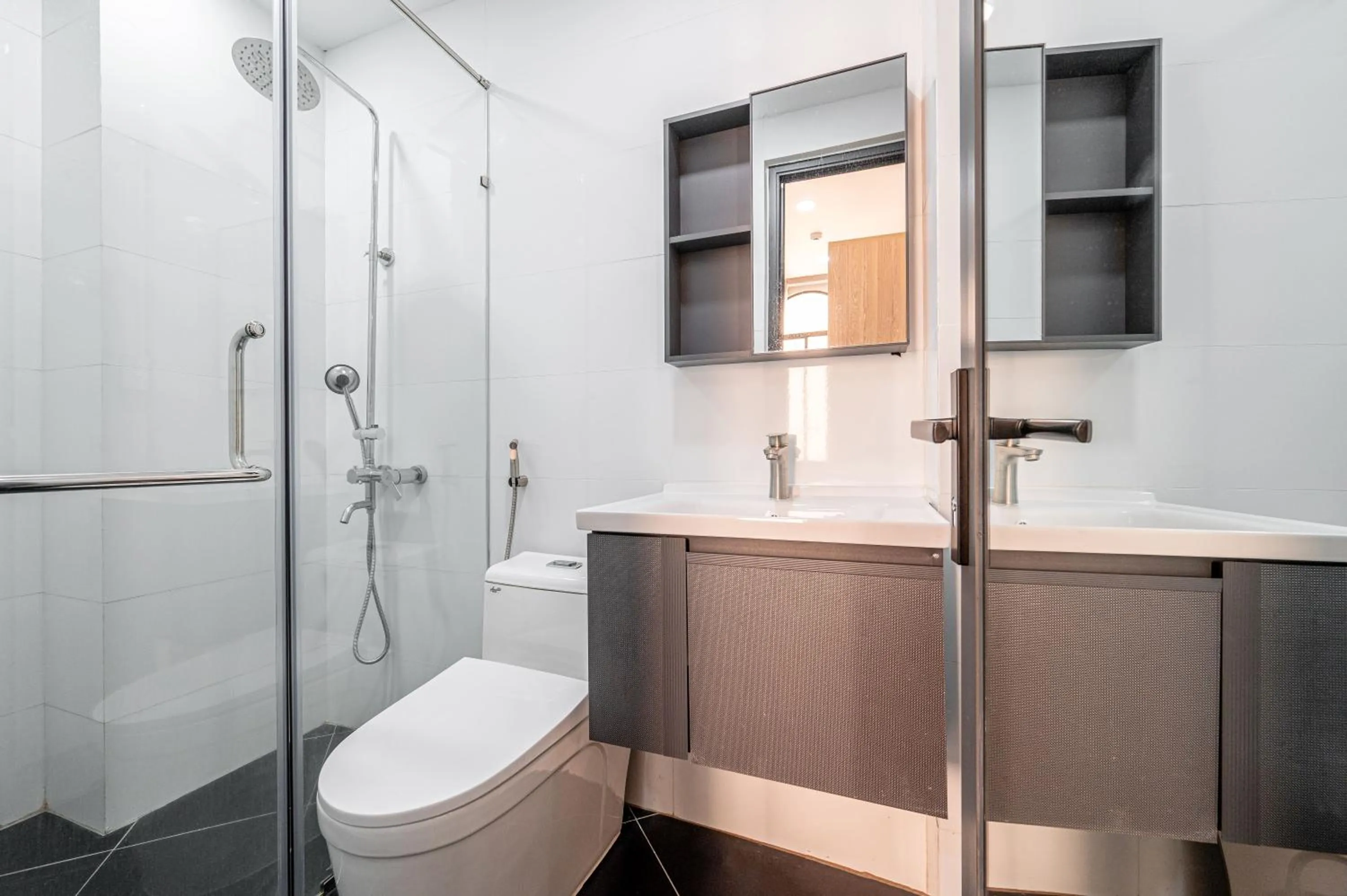 Shower in Lotus Lalala Inn Hotel