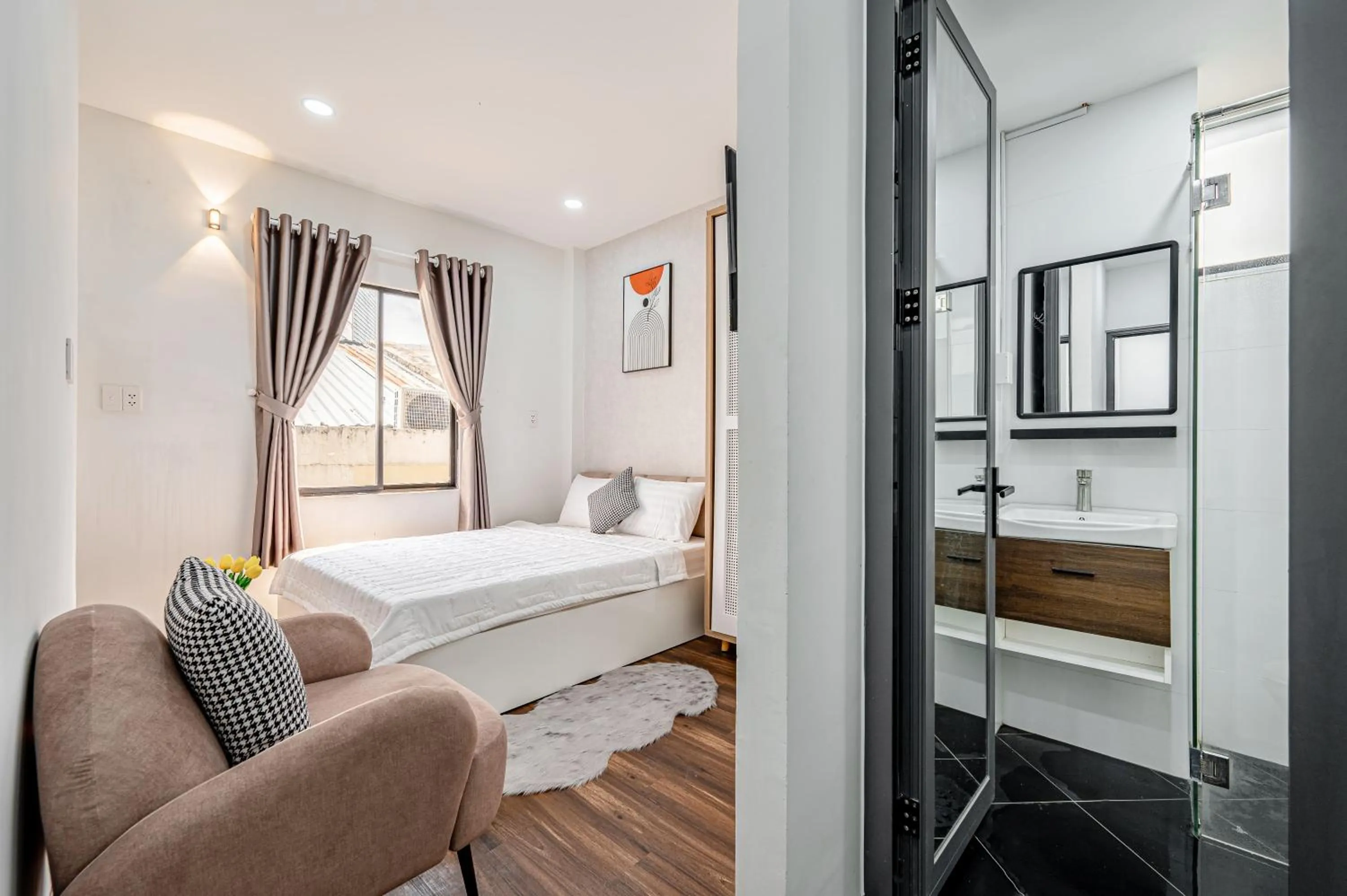 Shower, Bed in Lotus Lalala Inn Hotel