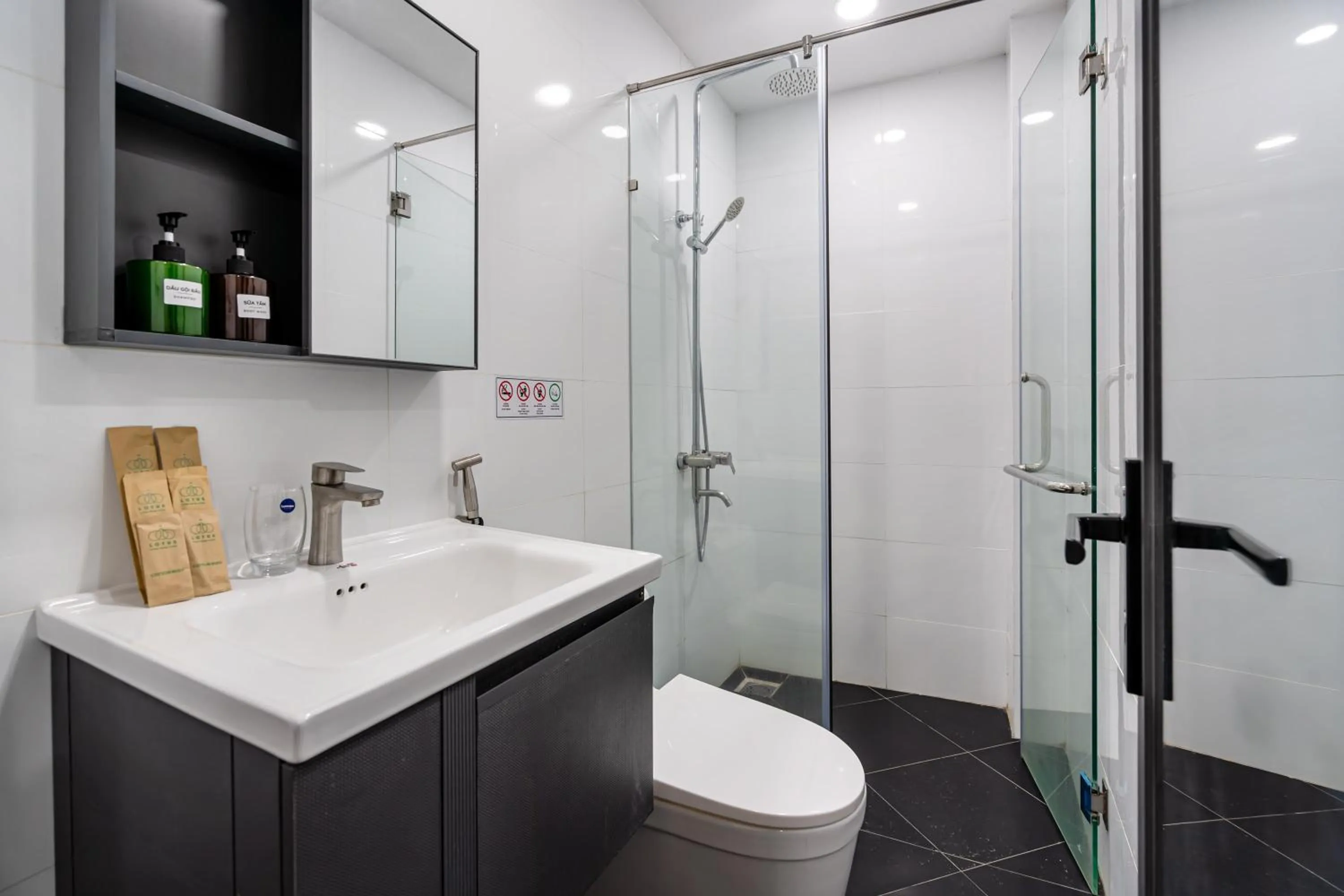 Shower in Lotus Lalala Inn Hotel