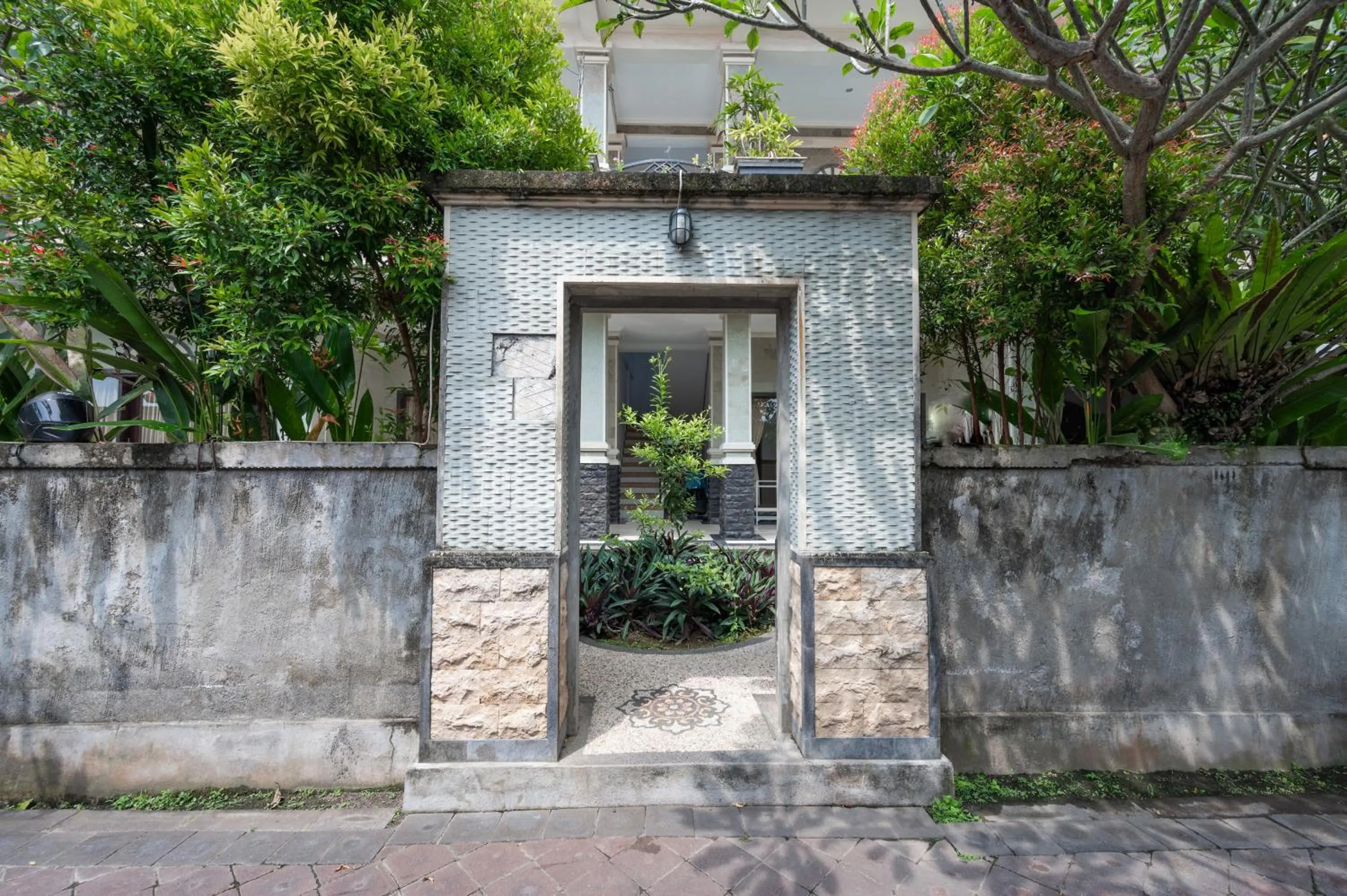 Facade/entrance in Agung Homestay Canggu Mitra RedDoorz