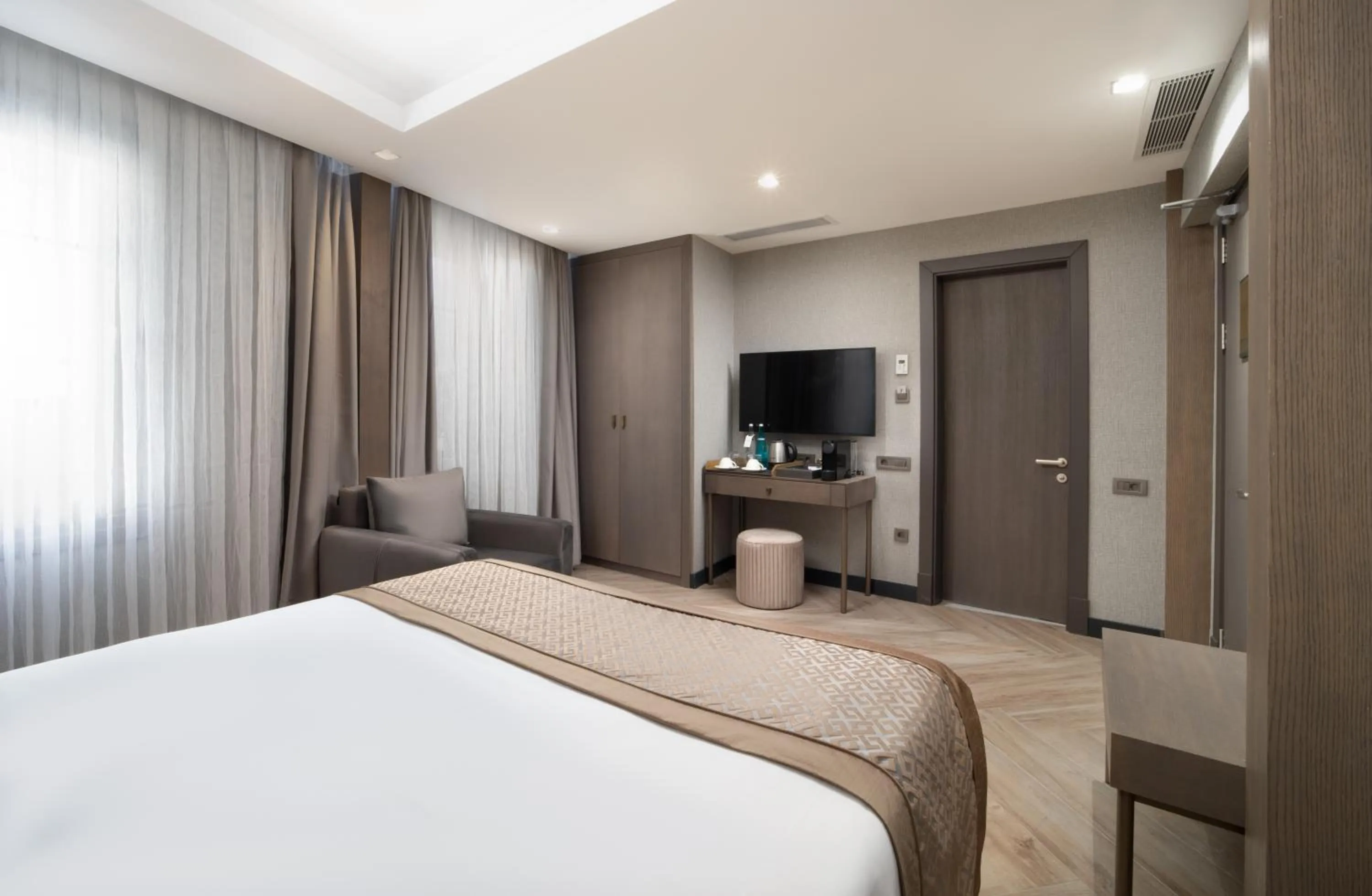 Photo of the whole room, Bed in Me by Mula