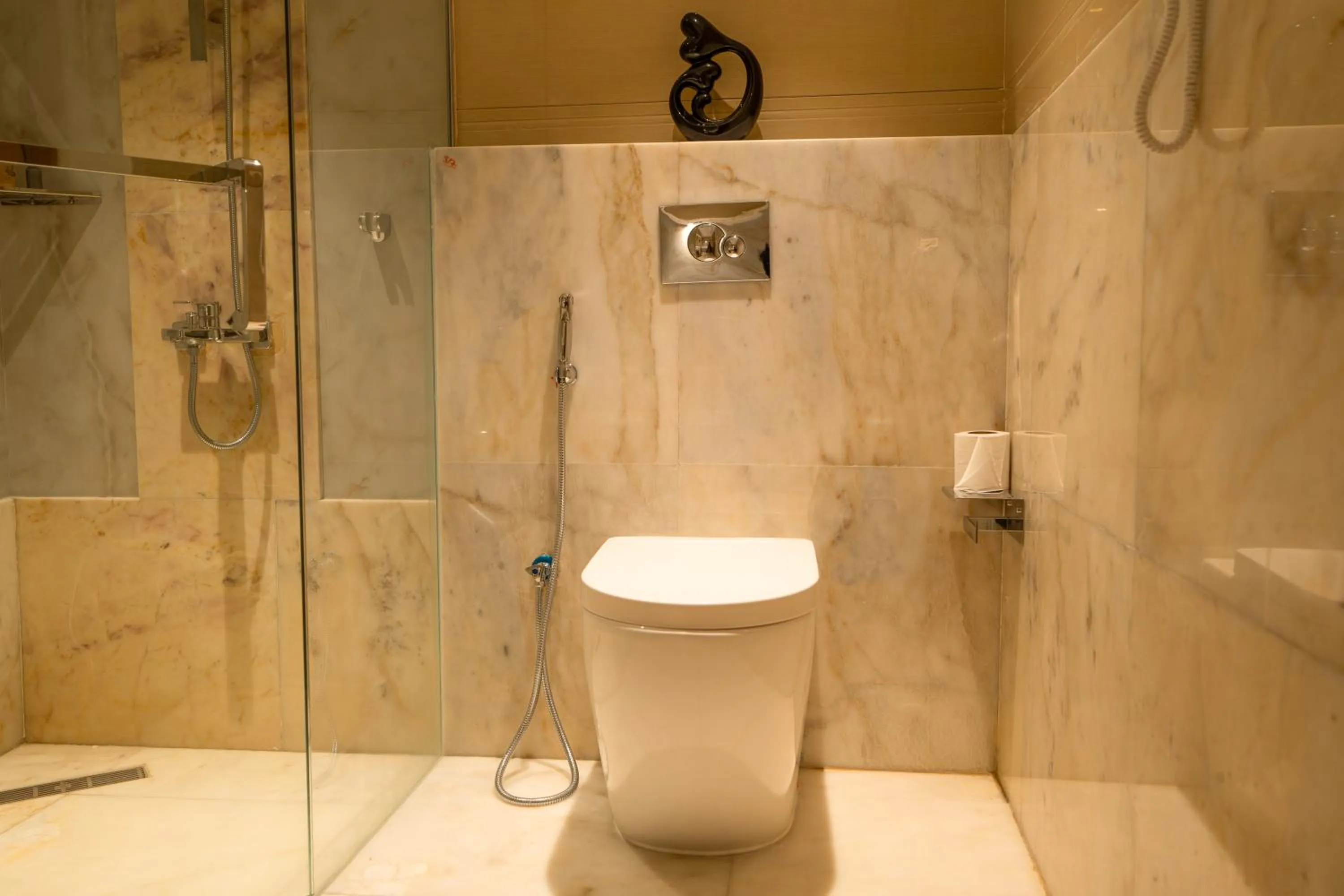 Toilet in La Zona Continental Hotel