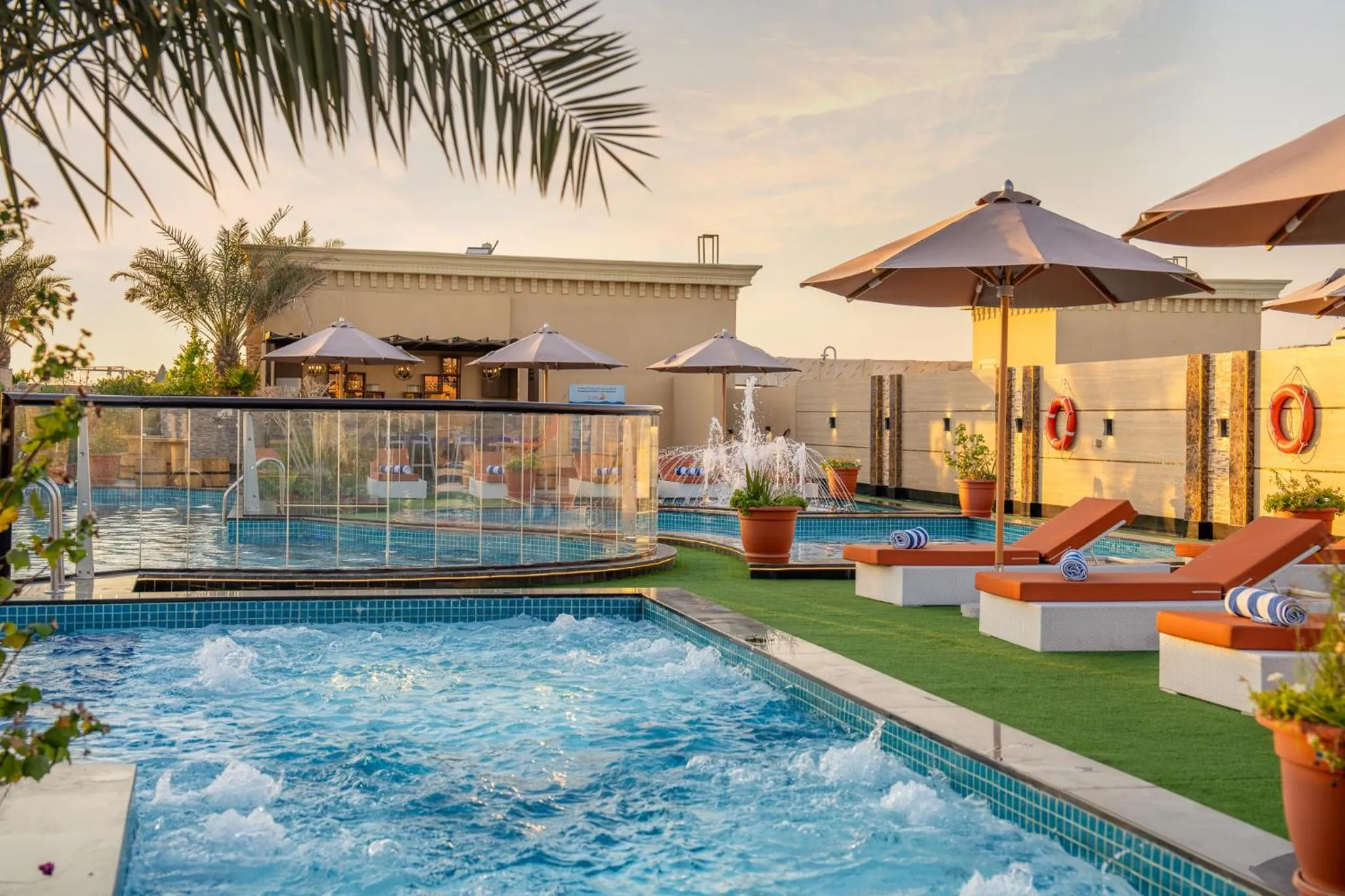 Swimming pool in La Zona Continental Hotel