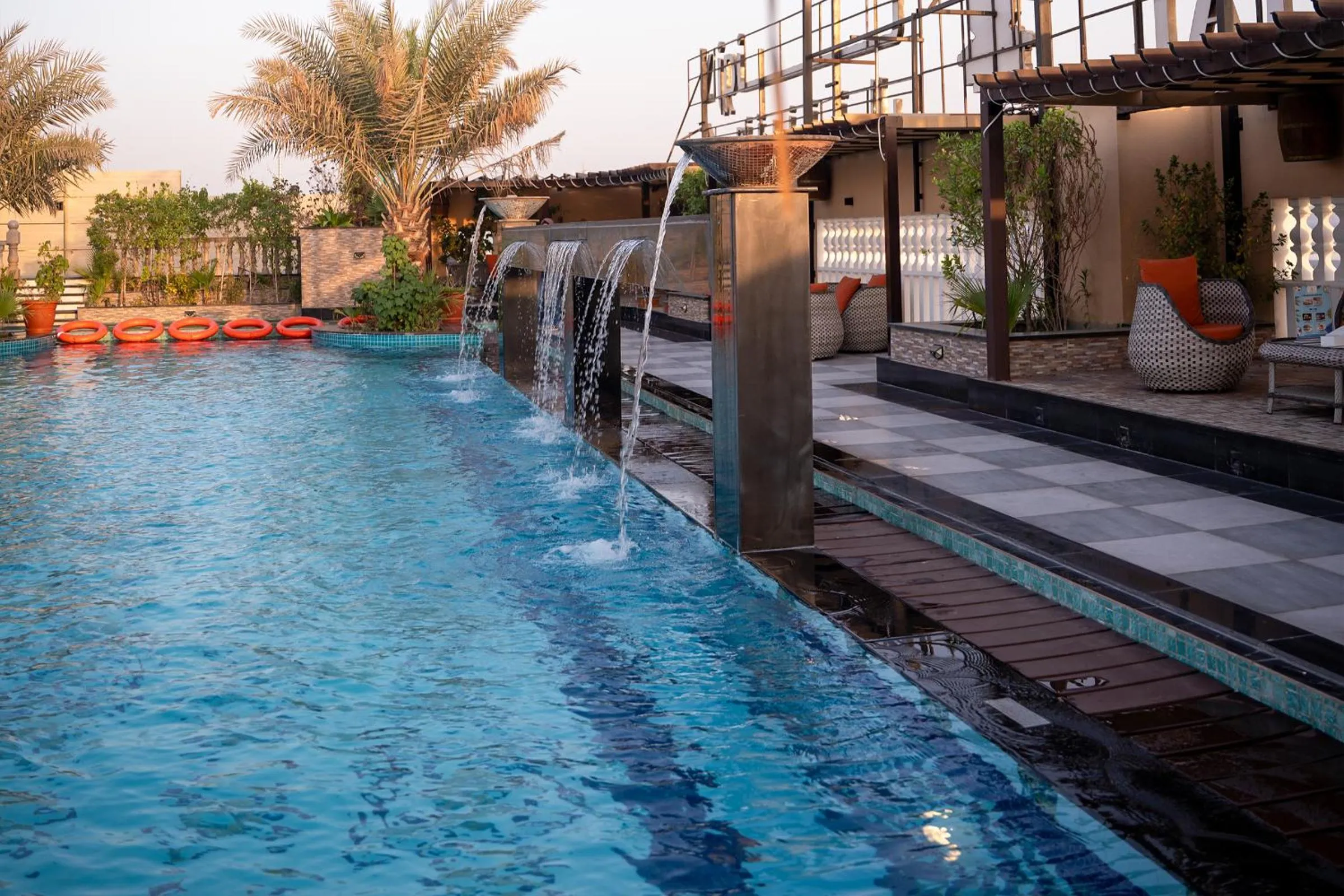 Swimming pool in La Zona Continental Hotel