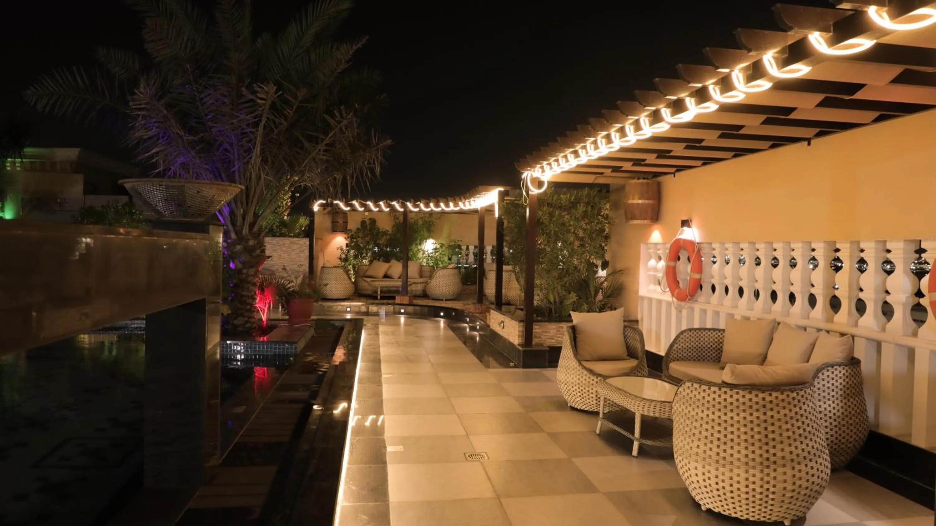 Swimming pool in La Zona Continental Hotel