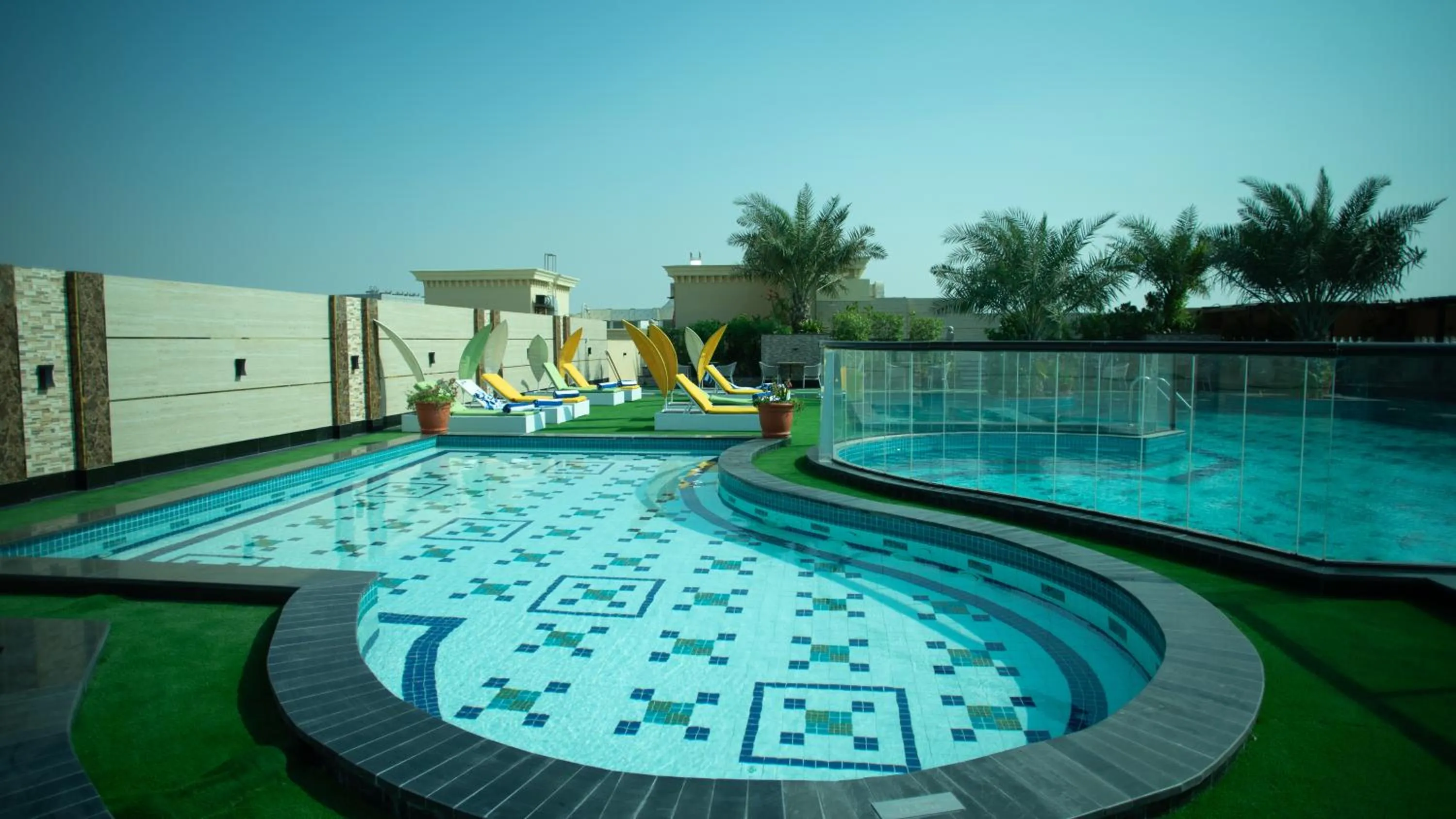Swimming pool in La Zona Continental Hotel