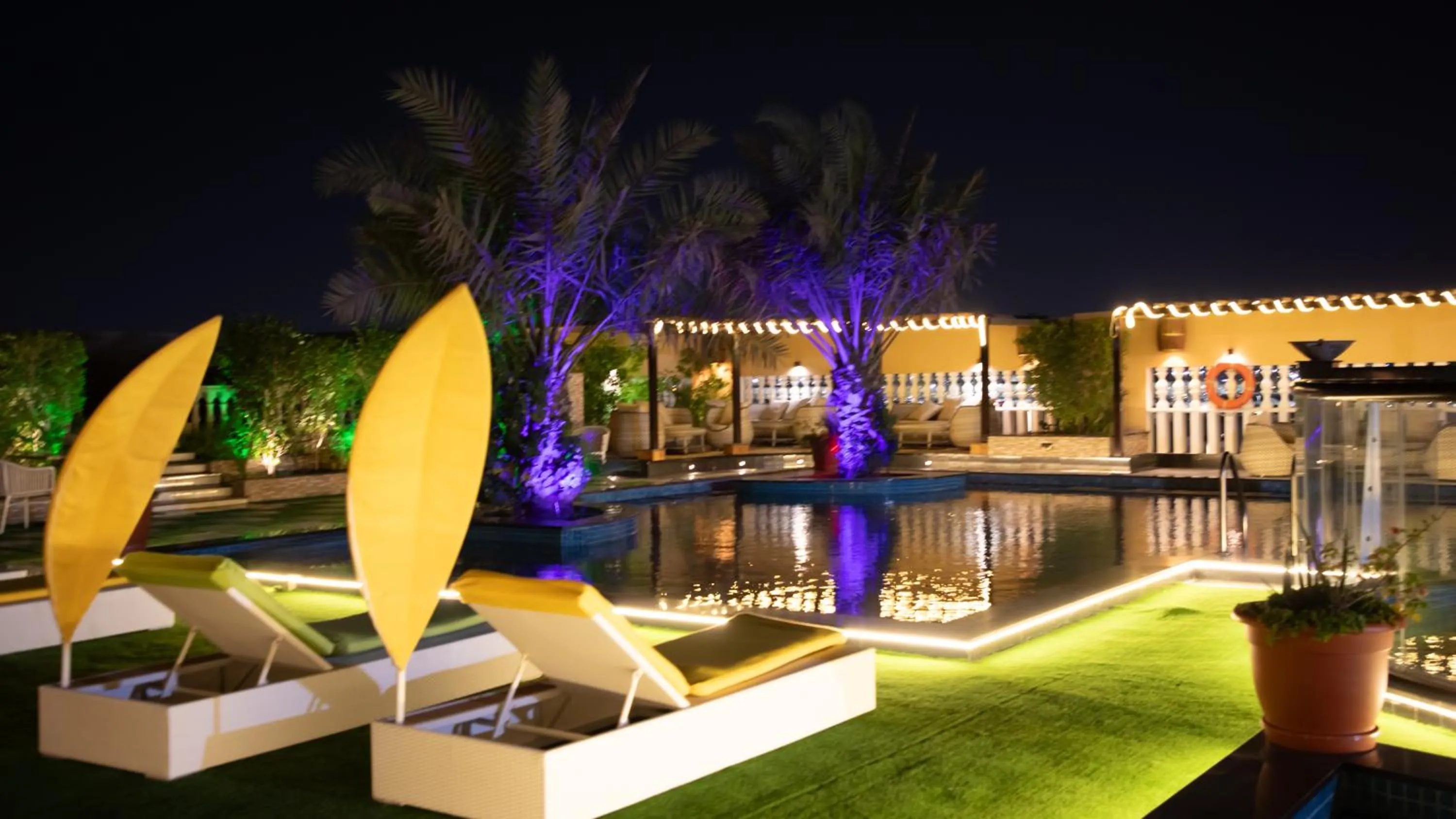 Swimming pool in La Zona Continental Hotel