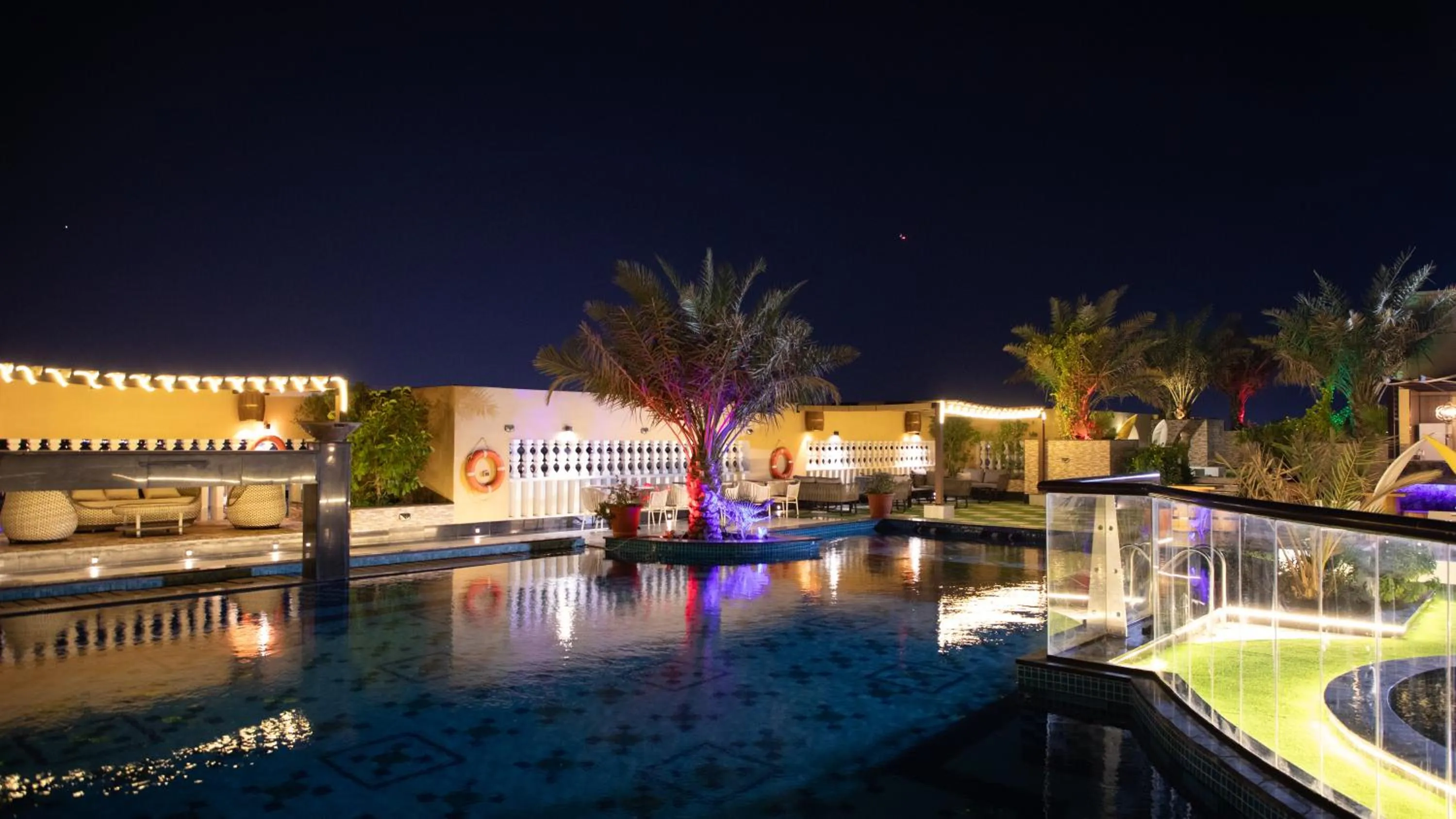 Swimming pool in La Zona Continental Hotel
