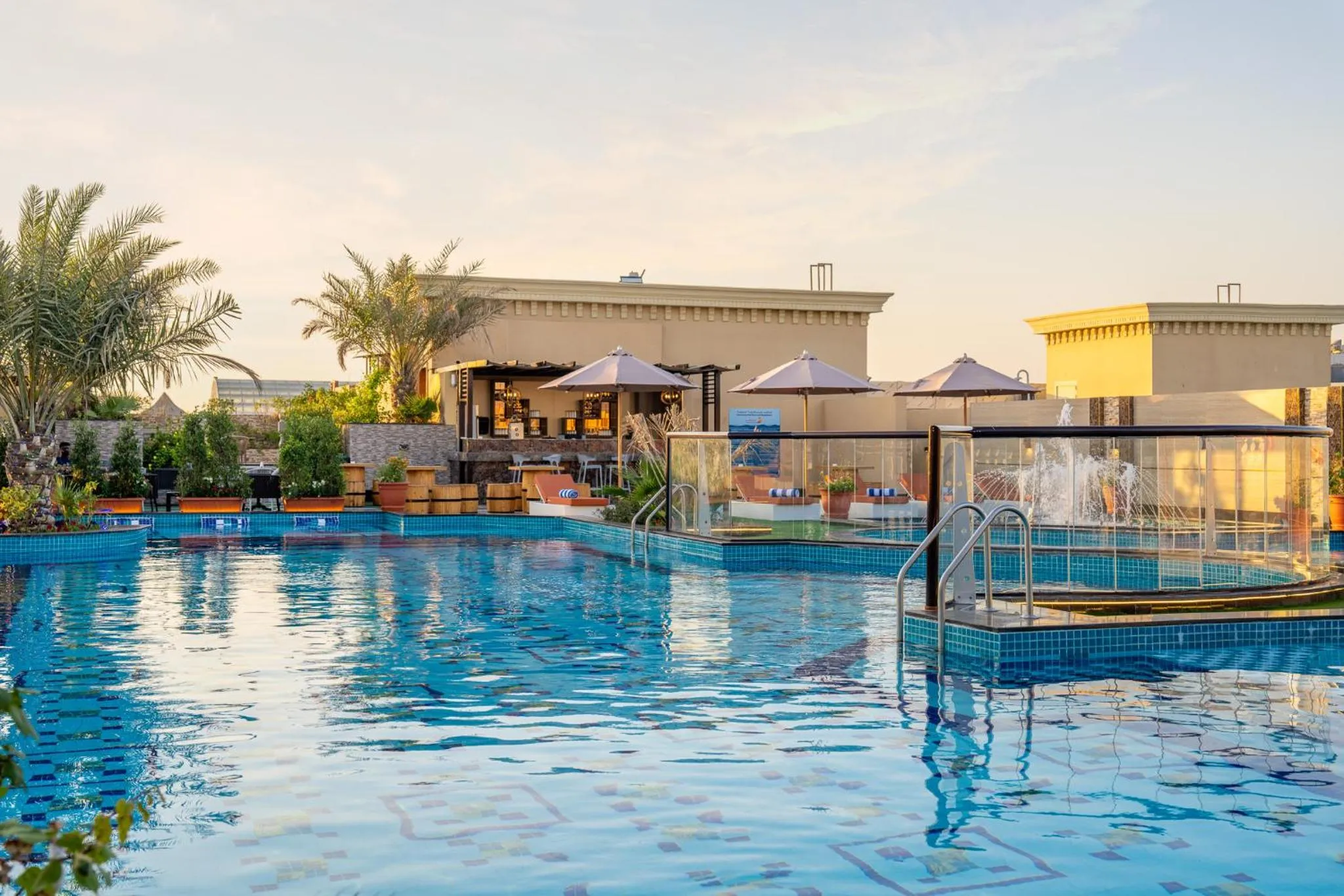 Swimming pool in La Zona Continental Hotel