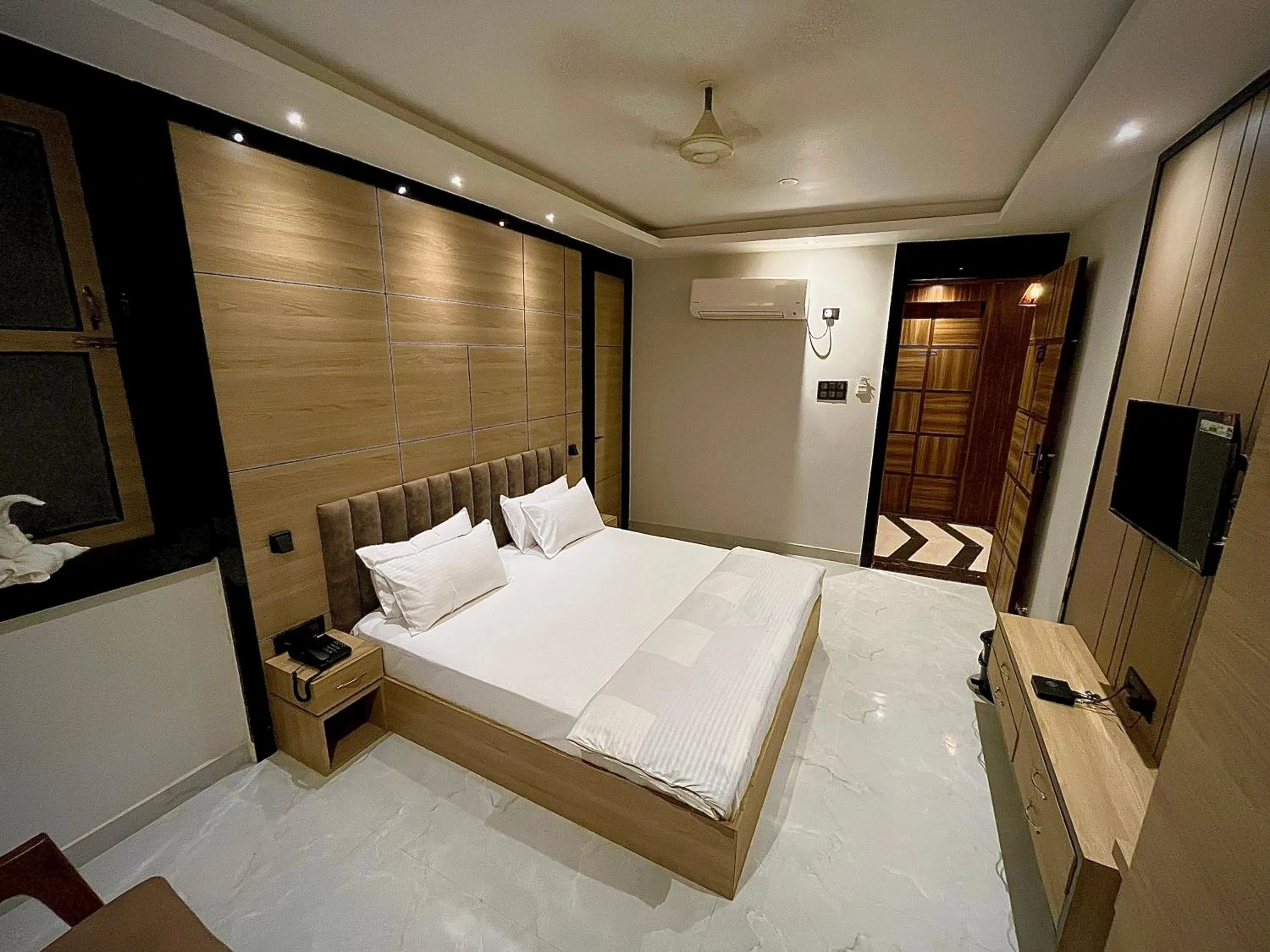 Communal lounge/ TV room, Bed in Hotel Lata Continental