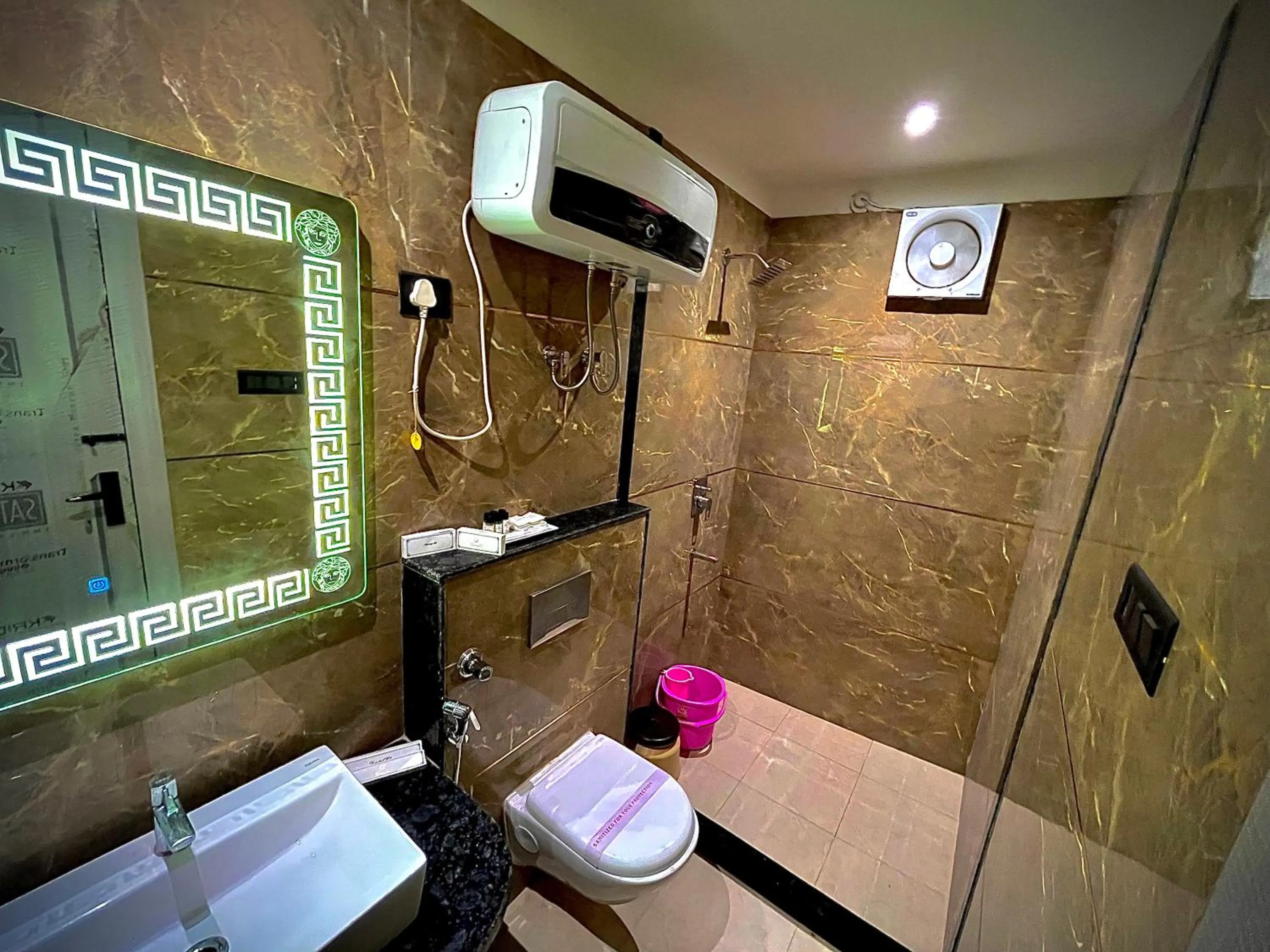 Shower in Hotel Lata Continental