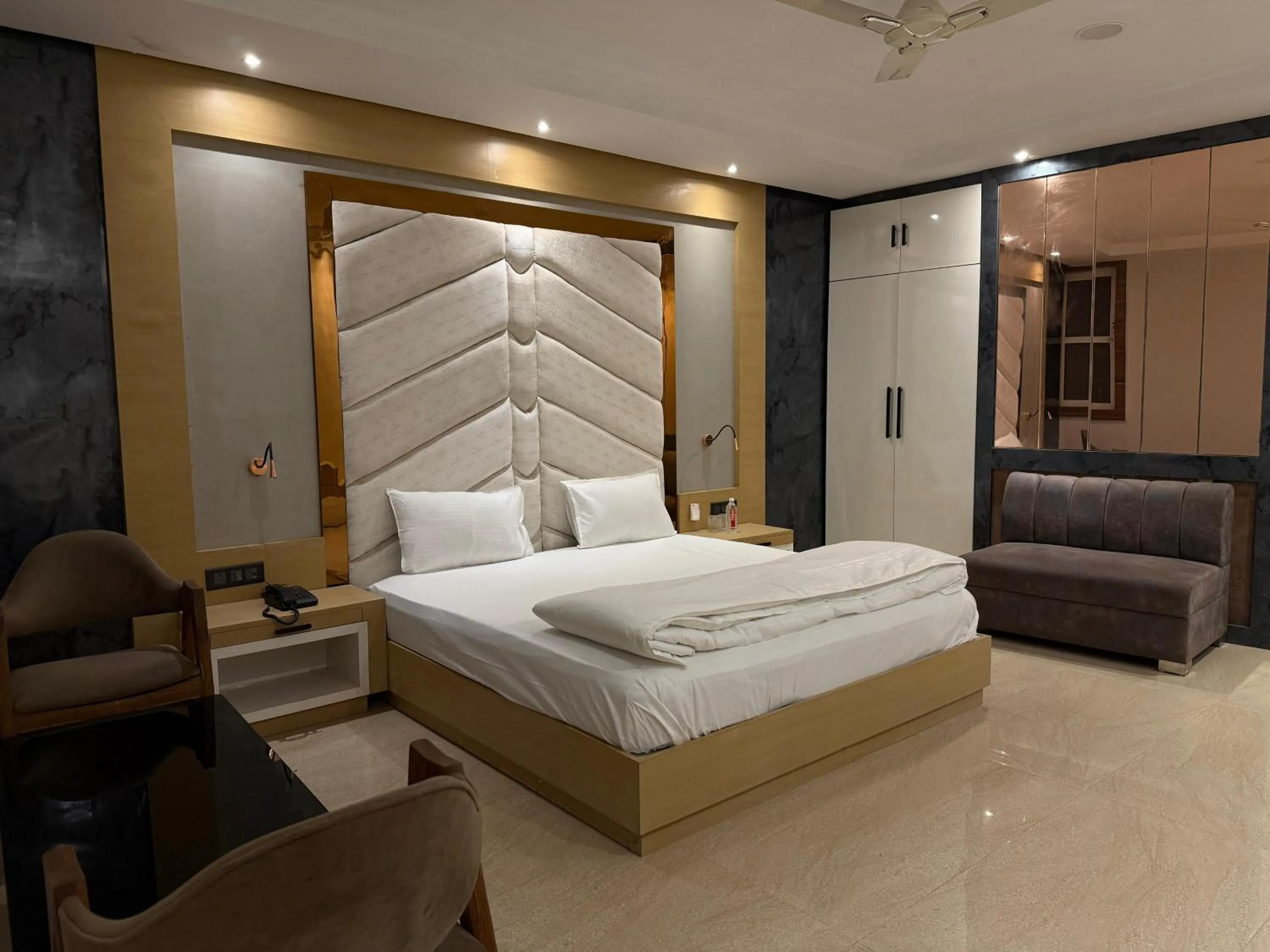 Living room, Bed in Hotel Lata Continental