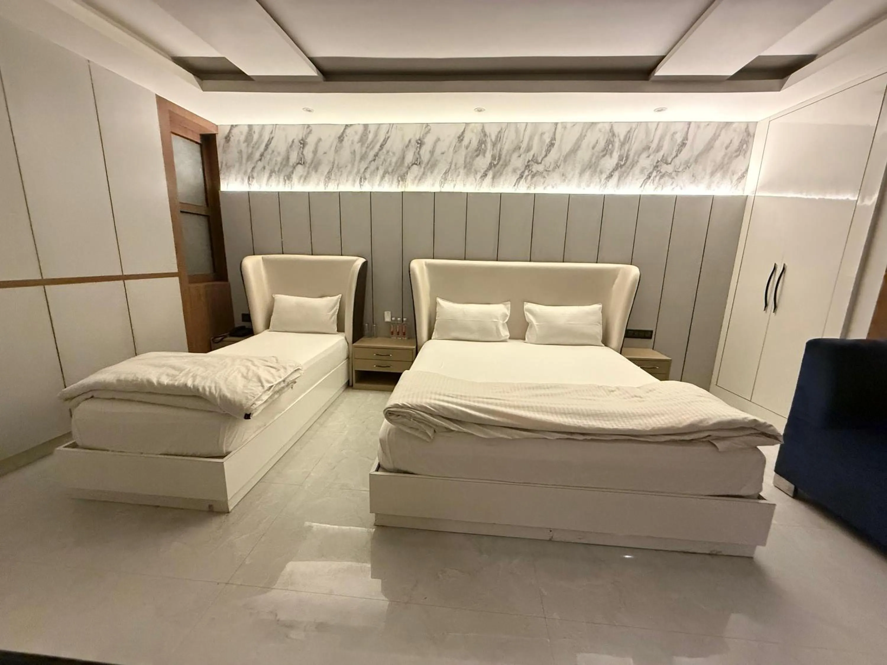 Living room, Bed in Hotel Lata Continental