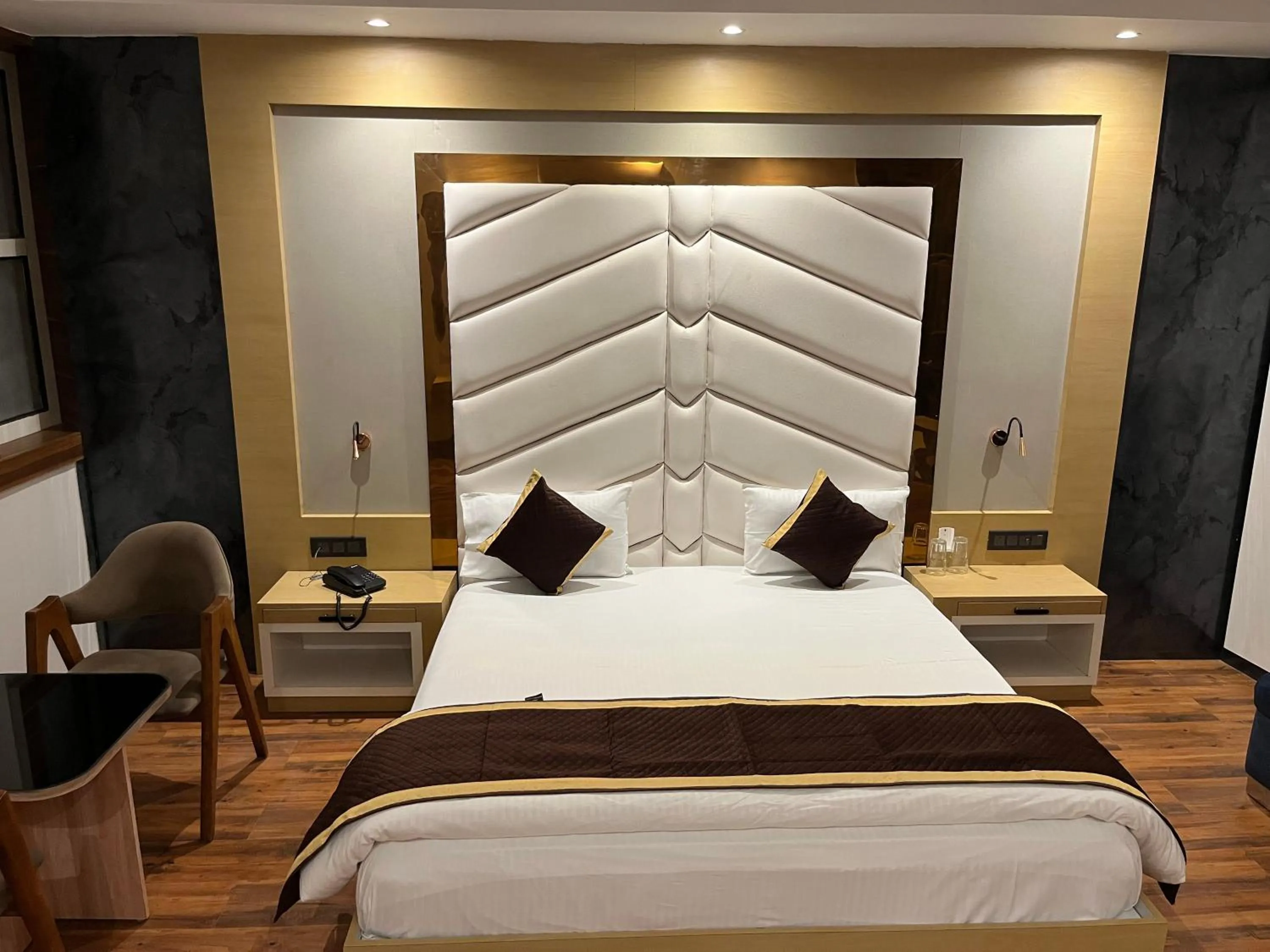 room service, Bed in Hotel Lata Continental