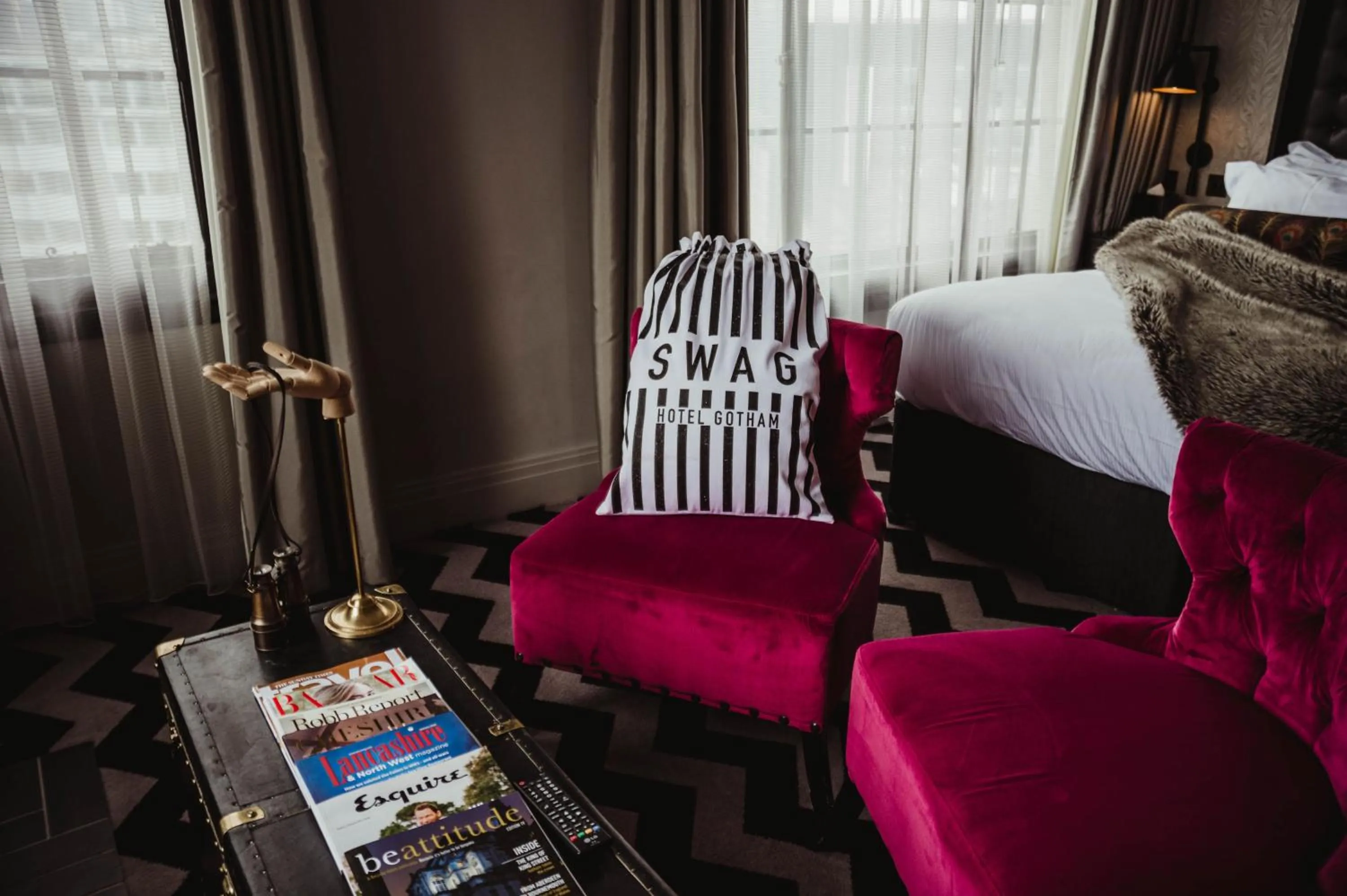 Seating area, Bed in Hotel Gotham