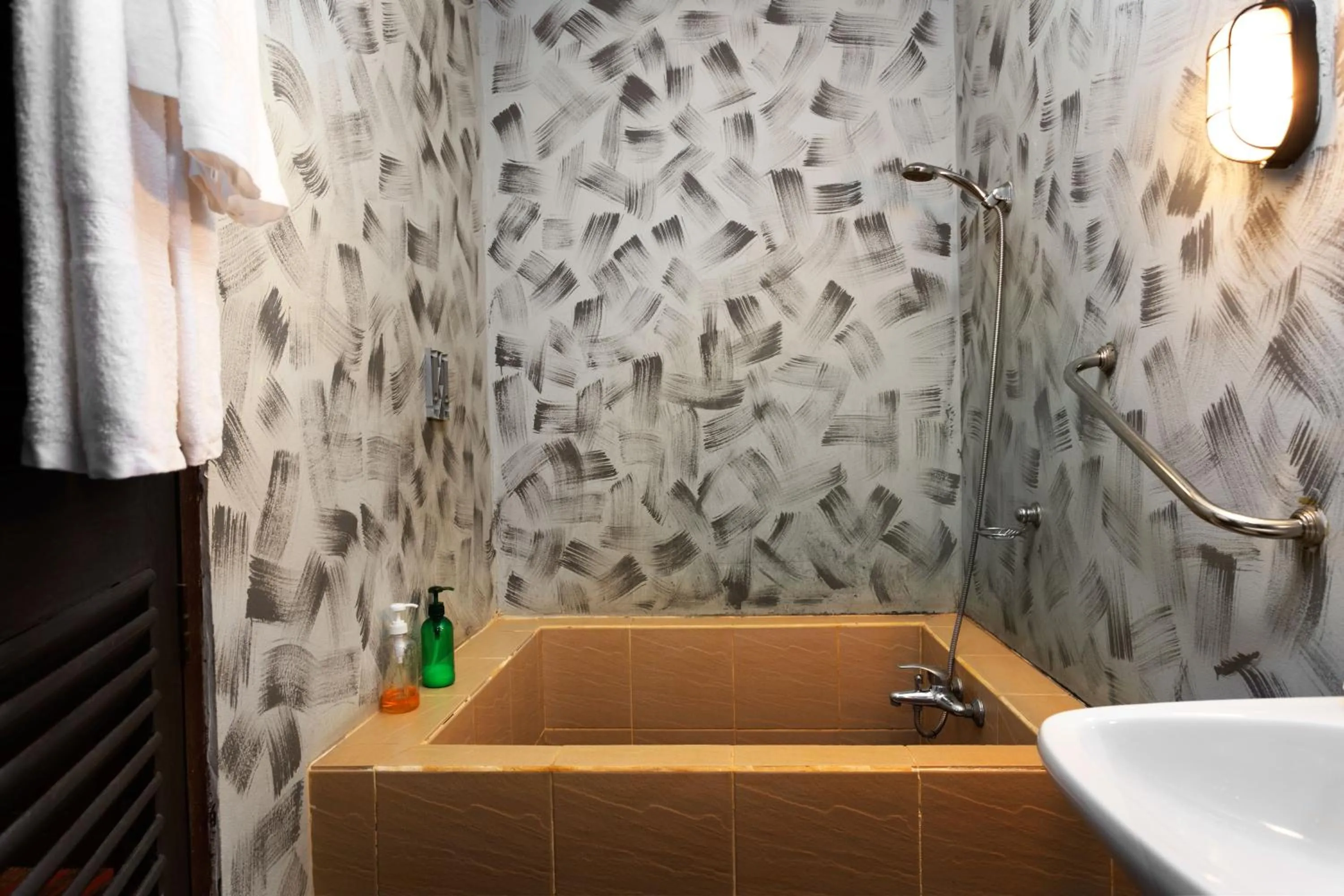 Shower in The Cockatoo Nature Resort & Spa