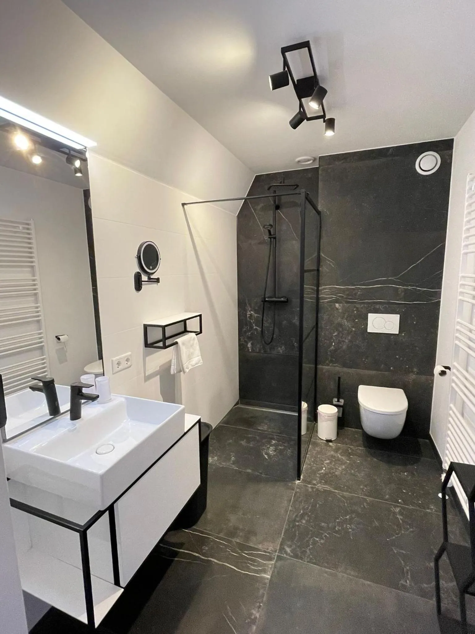 Bathroom in In de Witte Dame Hotel Bar Kitchen Apartments