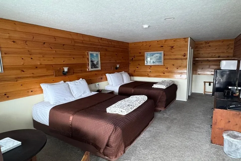 Bed in Captain's Choice Motel