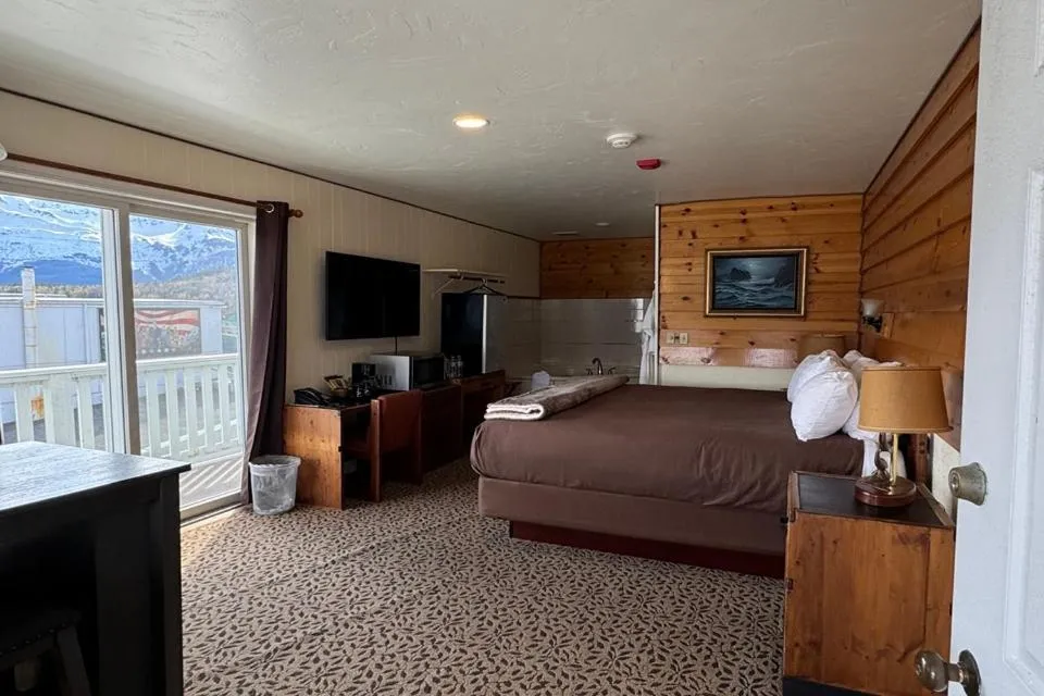 Bed in Captain's Choice Motel