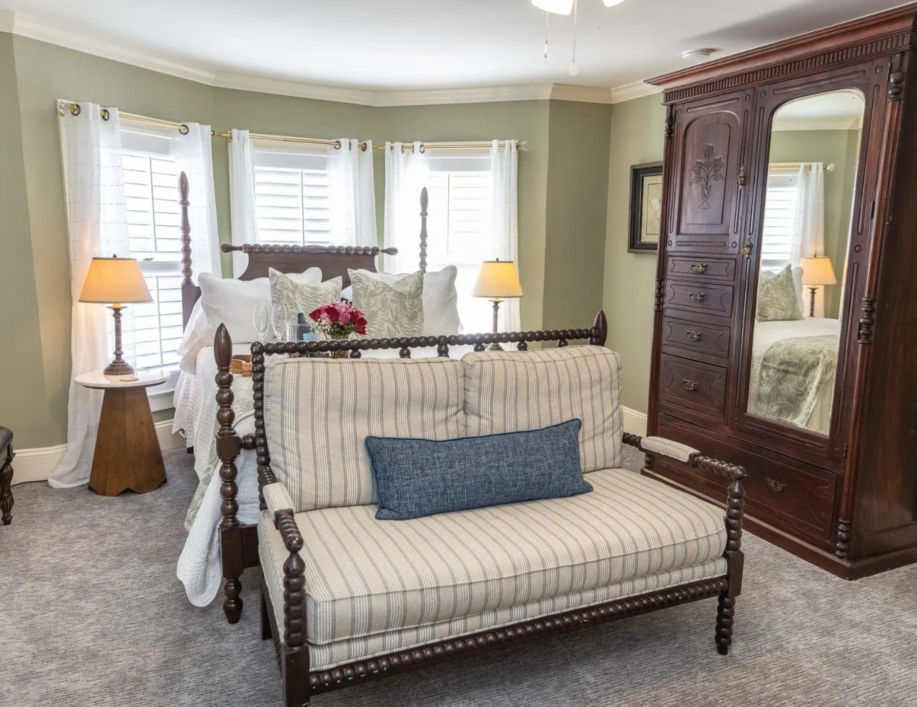 Bed in White Doe Inn Bed & Breakfast