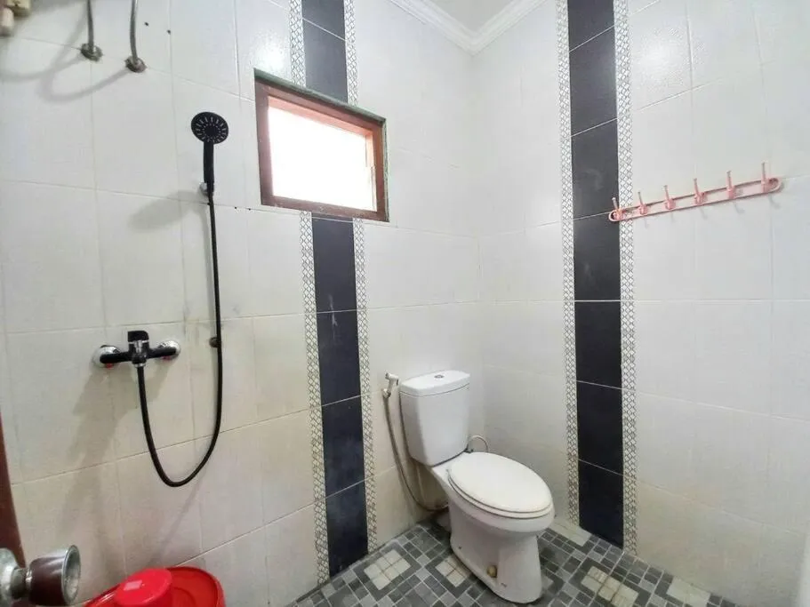Shower in Homestay Syariah Dekat Monjali dan Jogja City Mall by Simply Homy