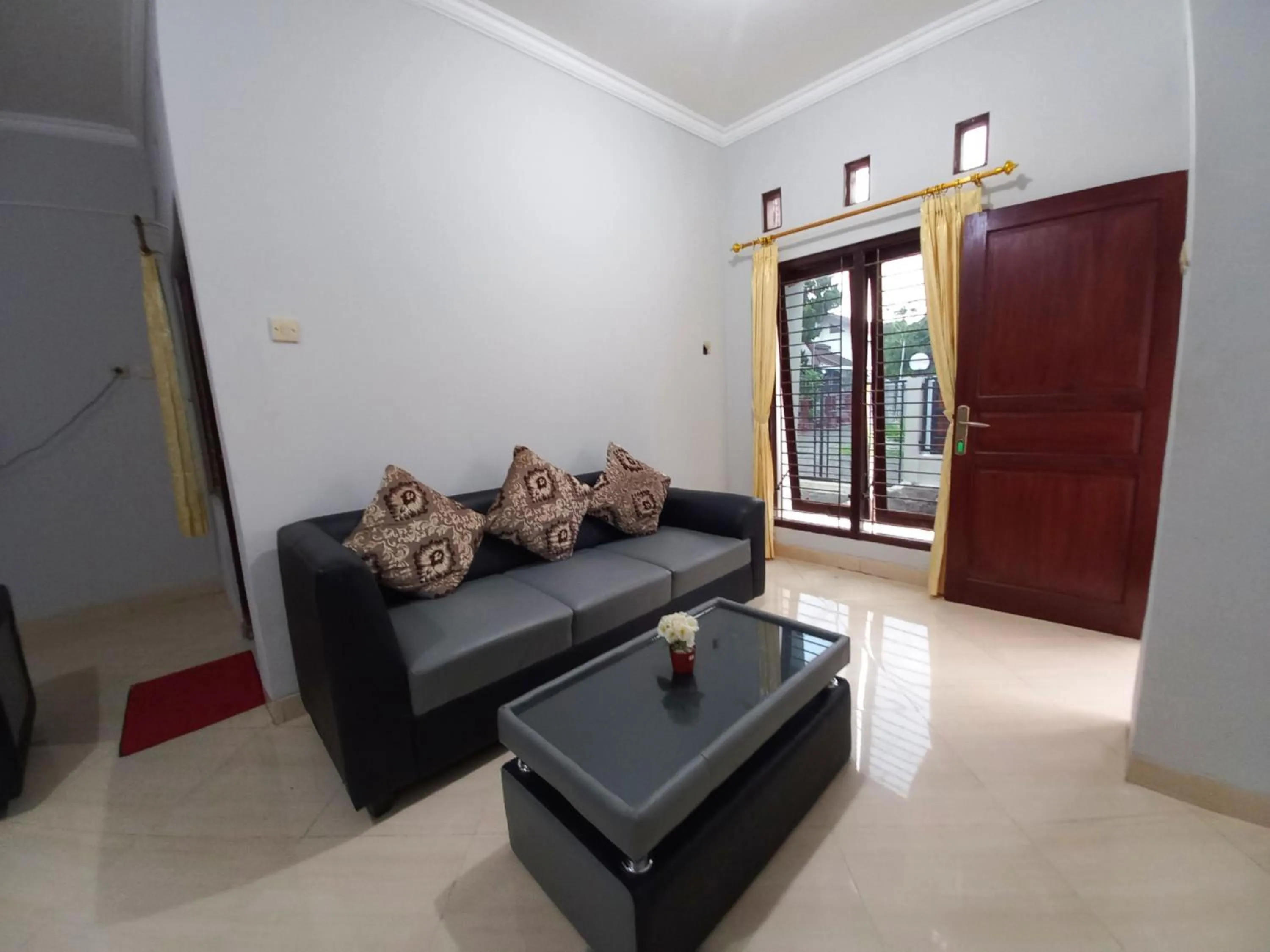 Living room in Homestay Syariah Dekat Monjali dan Jogja City Mall by Simply Homy