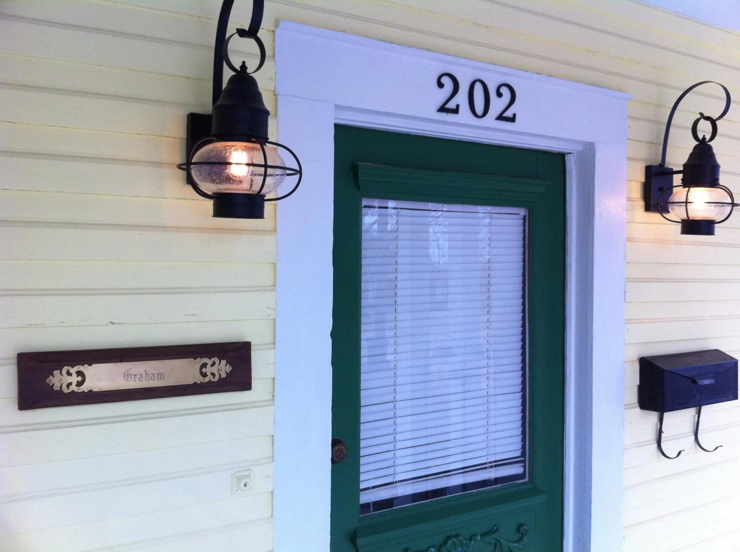 Facade/entrance in Brooks House Suites
