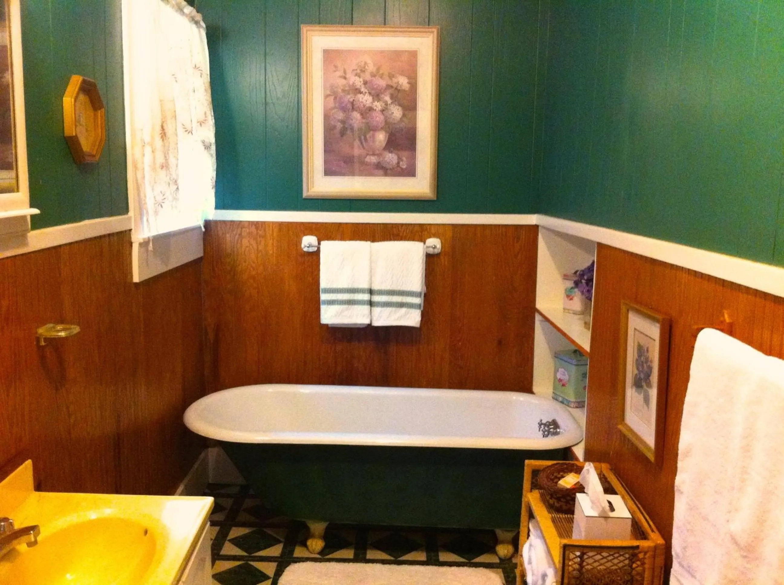 Bathroom in Brooks House Suites