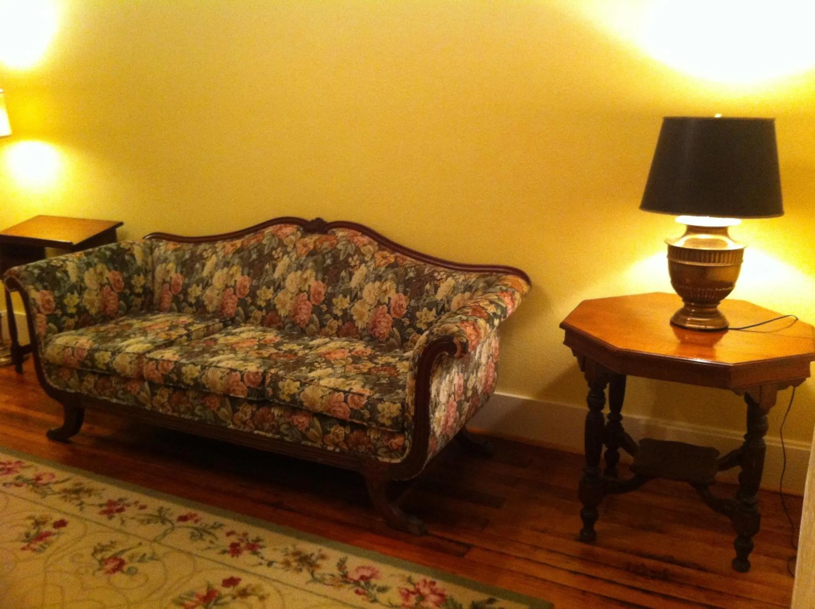 Living room in Brooks House Suites