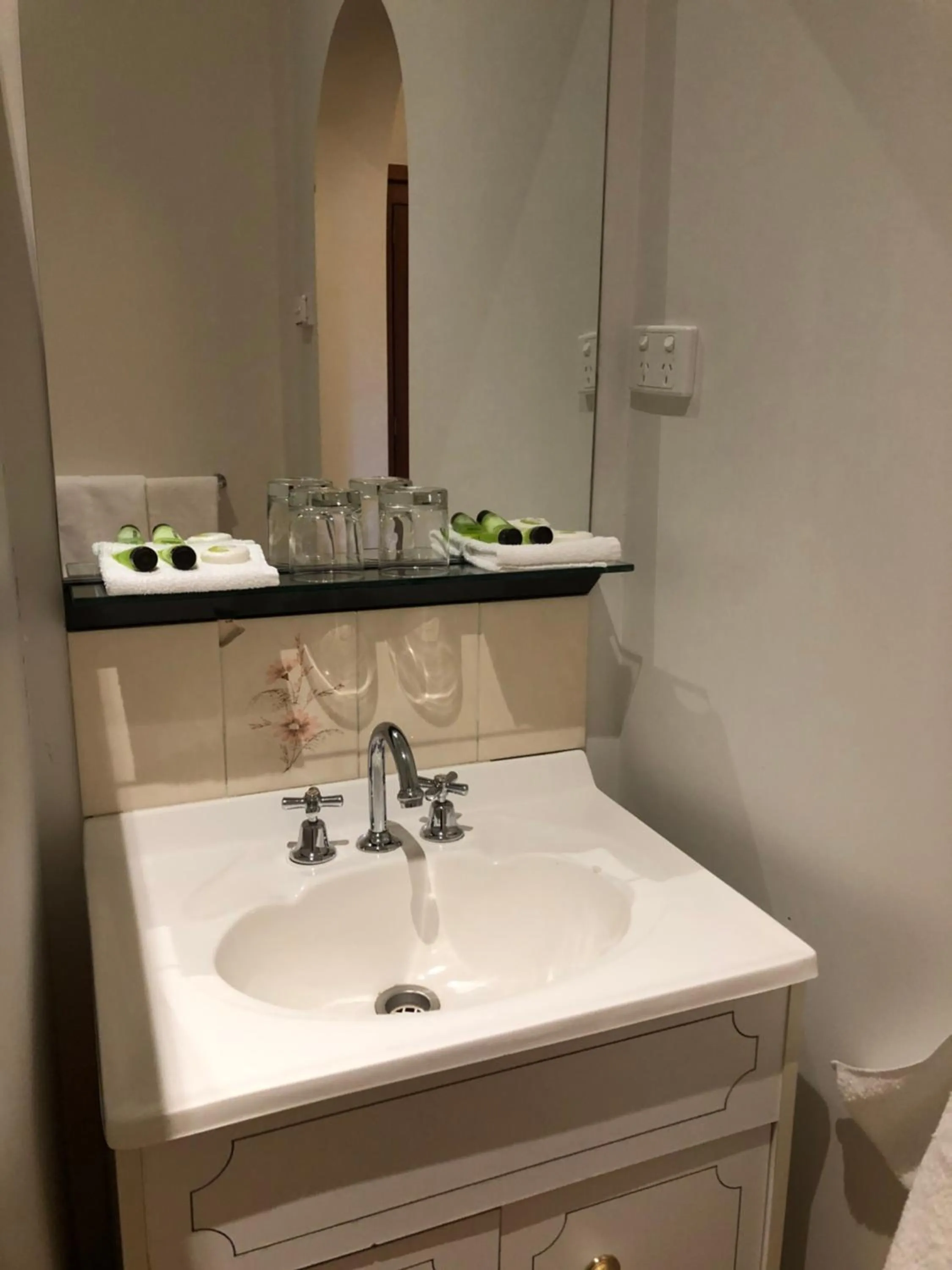 Bathroom in Kermandie Hotel