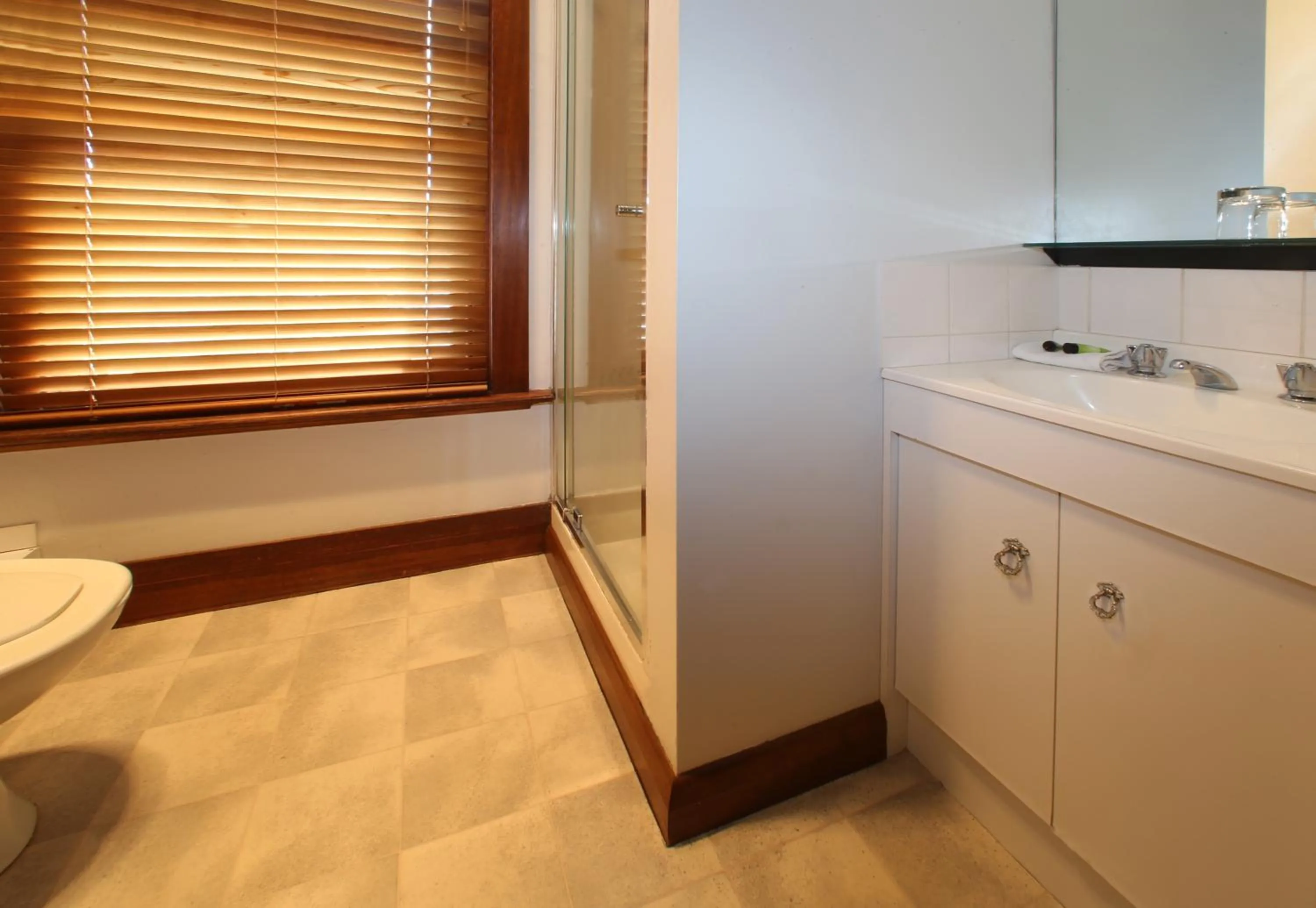 Bathroom in Kermandie Hotel