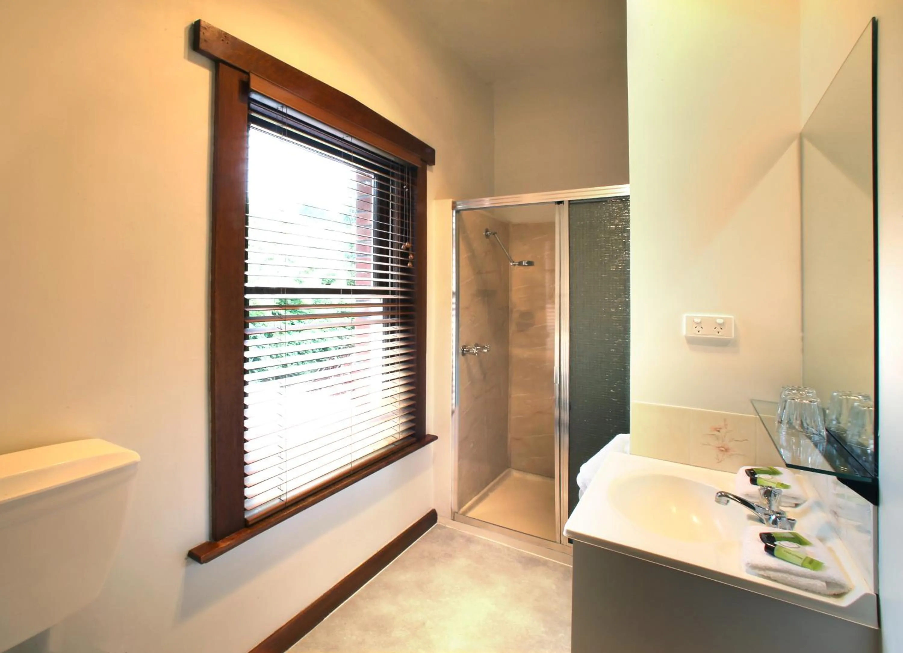 Bathroom in Kermandie Hotel