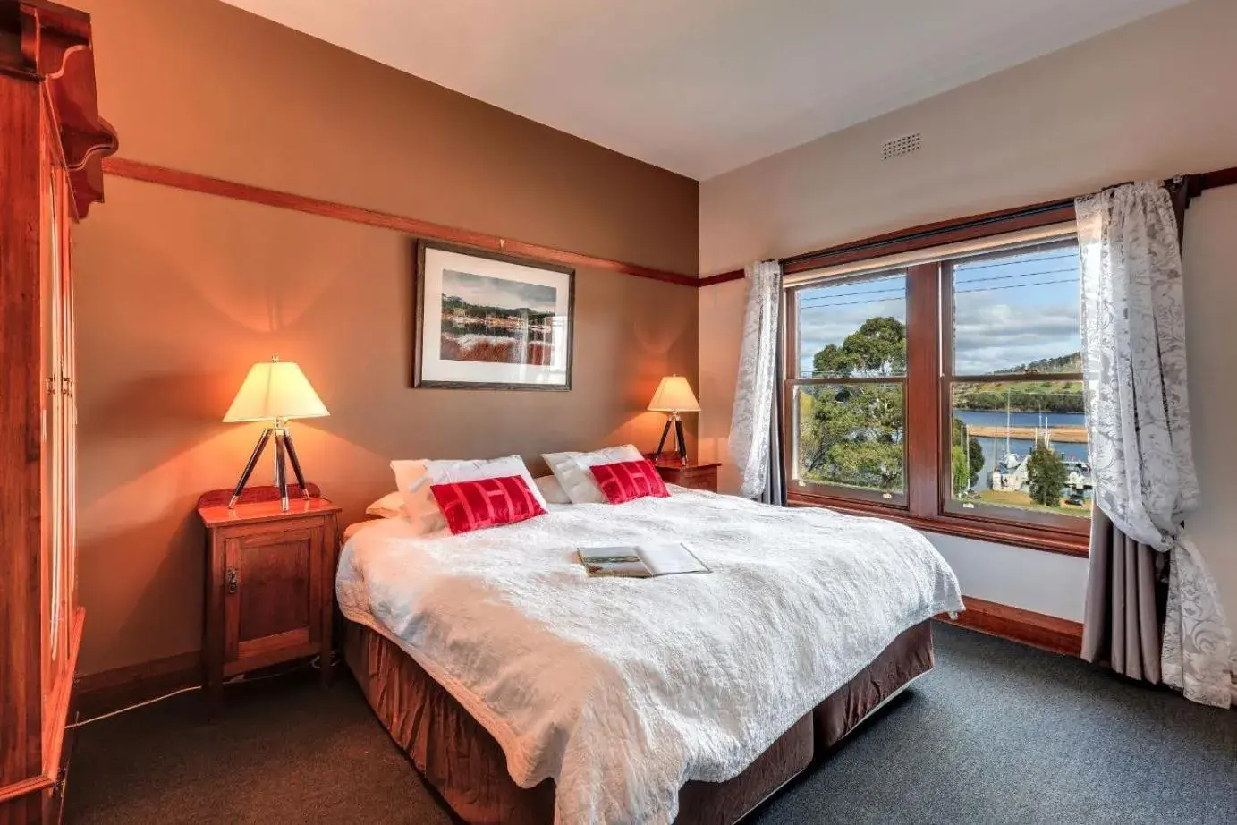 King Room with Marina View in Kermandie Hotel King Room with Marina View in Kermandie Hotel