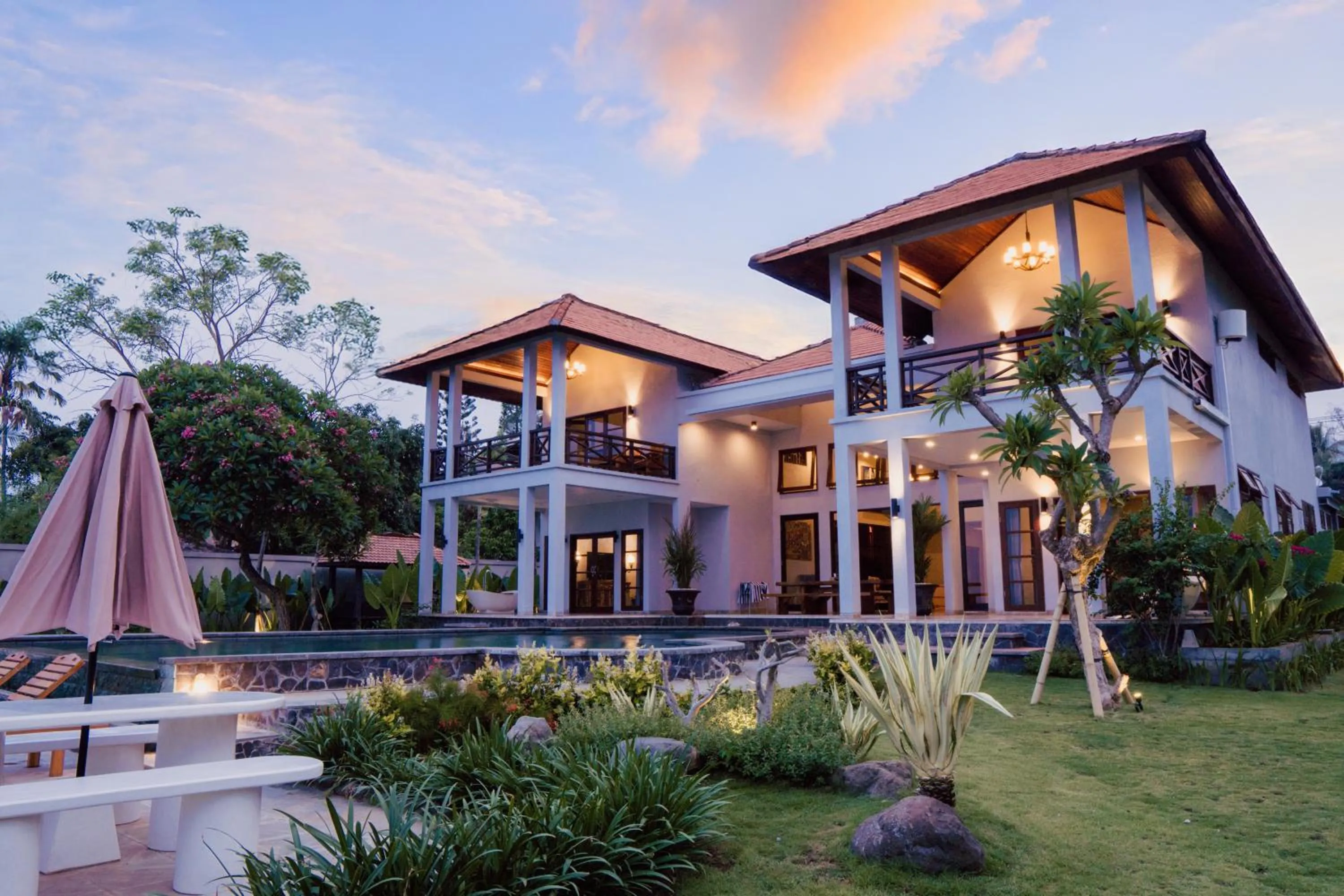 Property building in Seaside Oceana Suites by Mahaprana