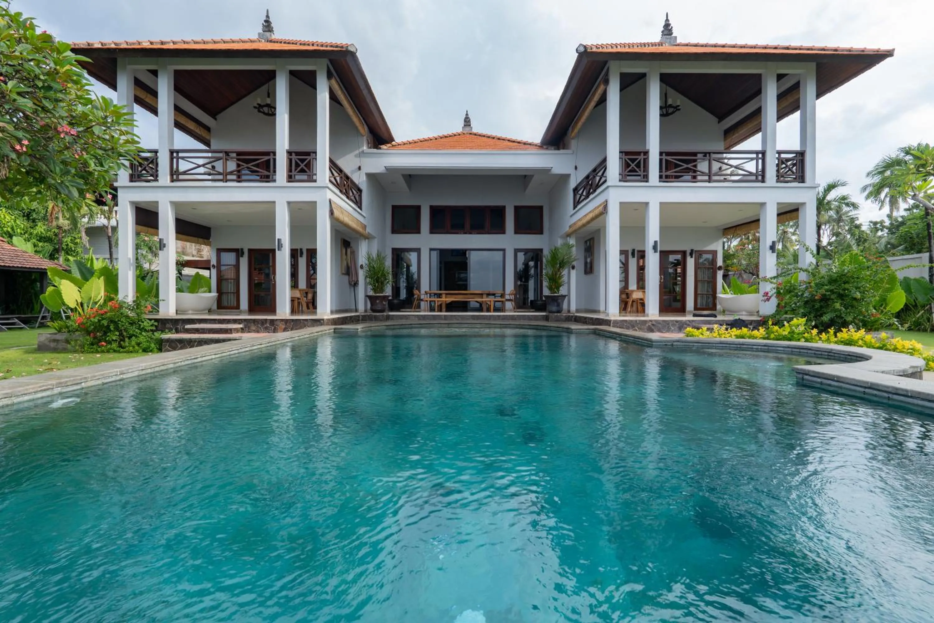 Property building in Seaside Oceana Suites by Mahaprana