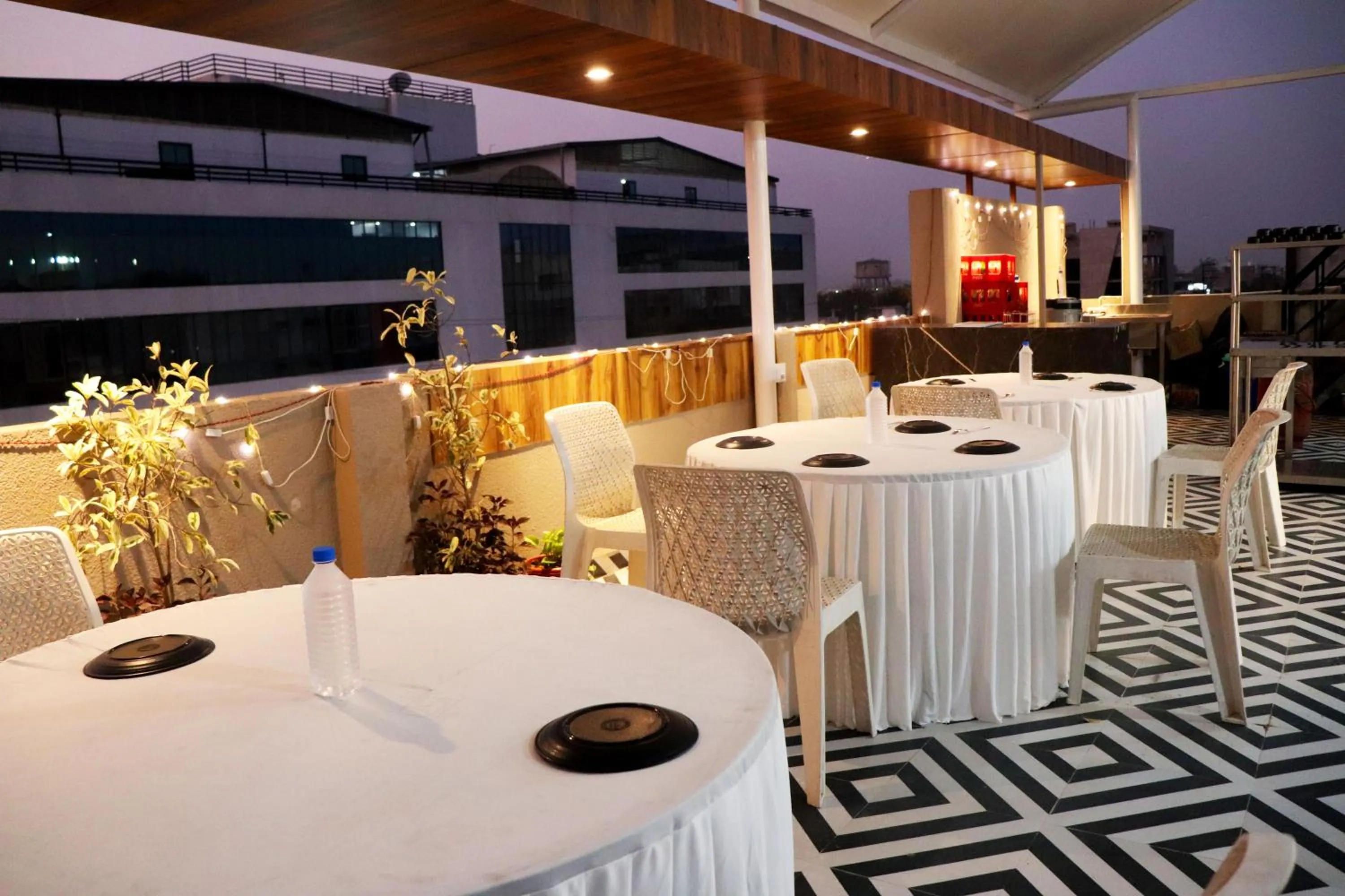 Restaurant/places to eat in Hotel Pravasa Stay, Dewas Naka