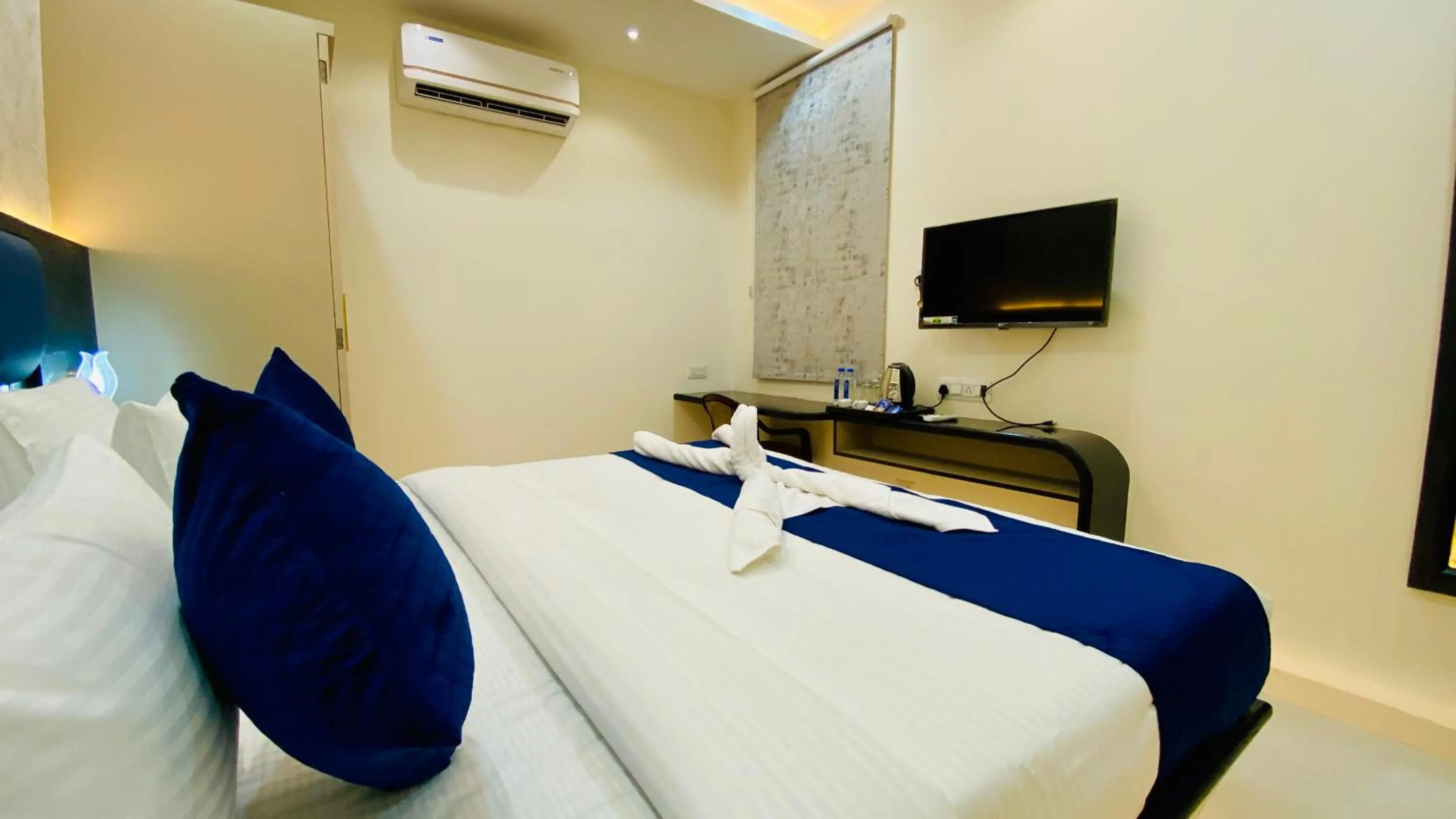 Bed in Hotel Pravasa Stay, Dewas Naka