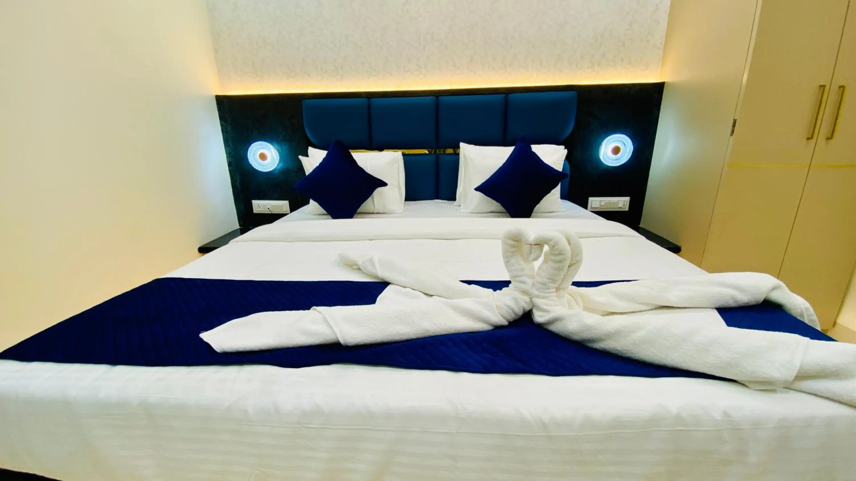 Bed in Hotel Pravasa Stay, Dewas Naka