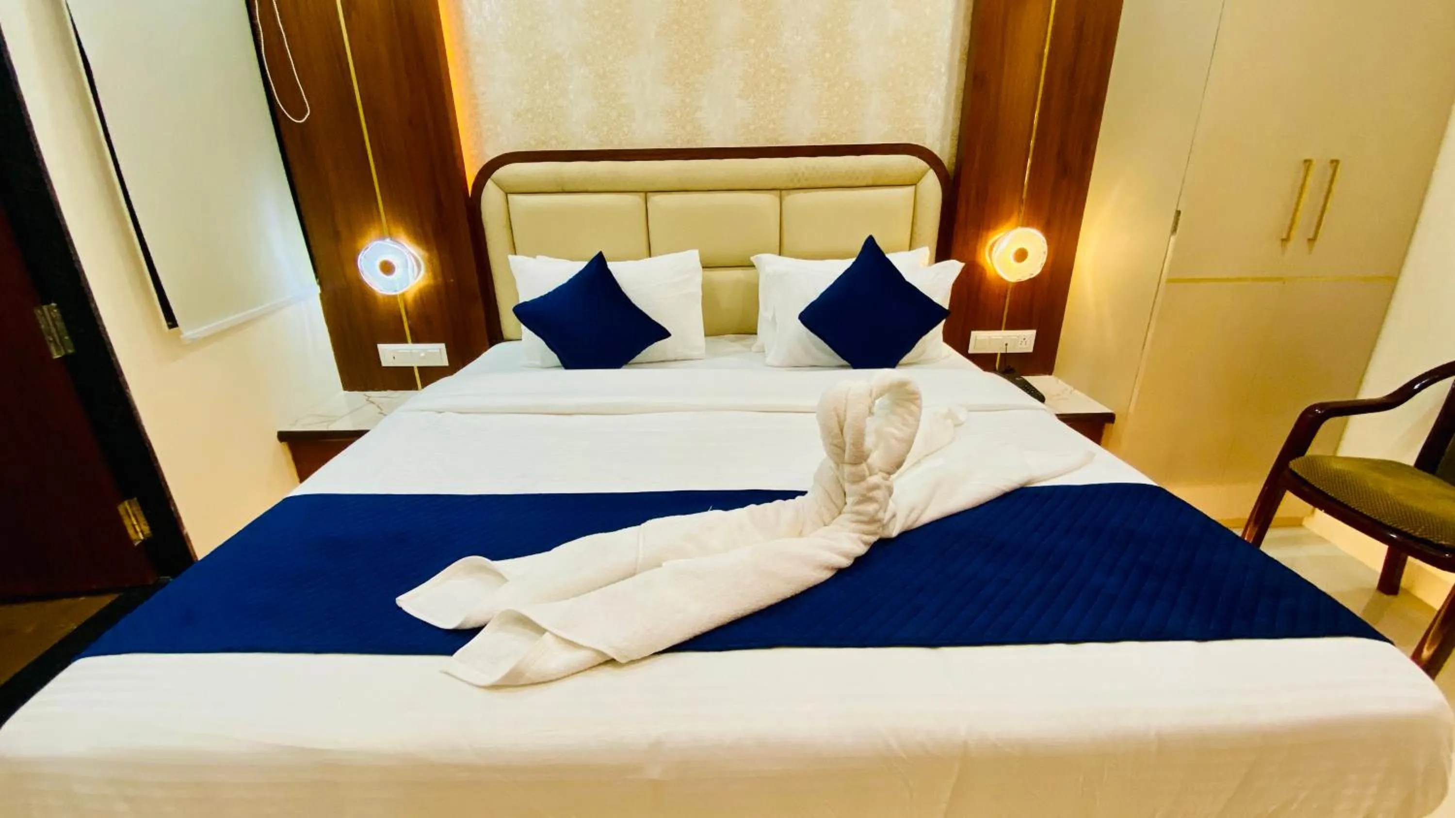 Bed in Hotel Pravasa Stay, Dewas Naka