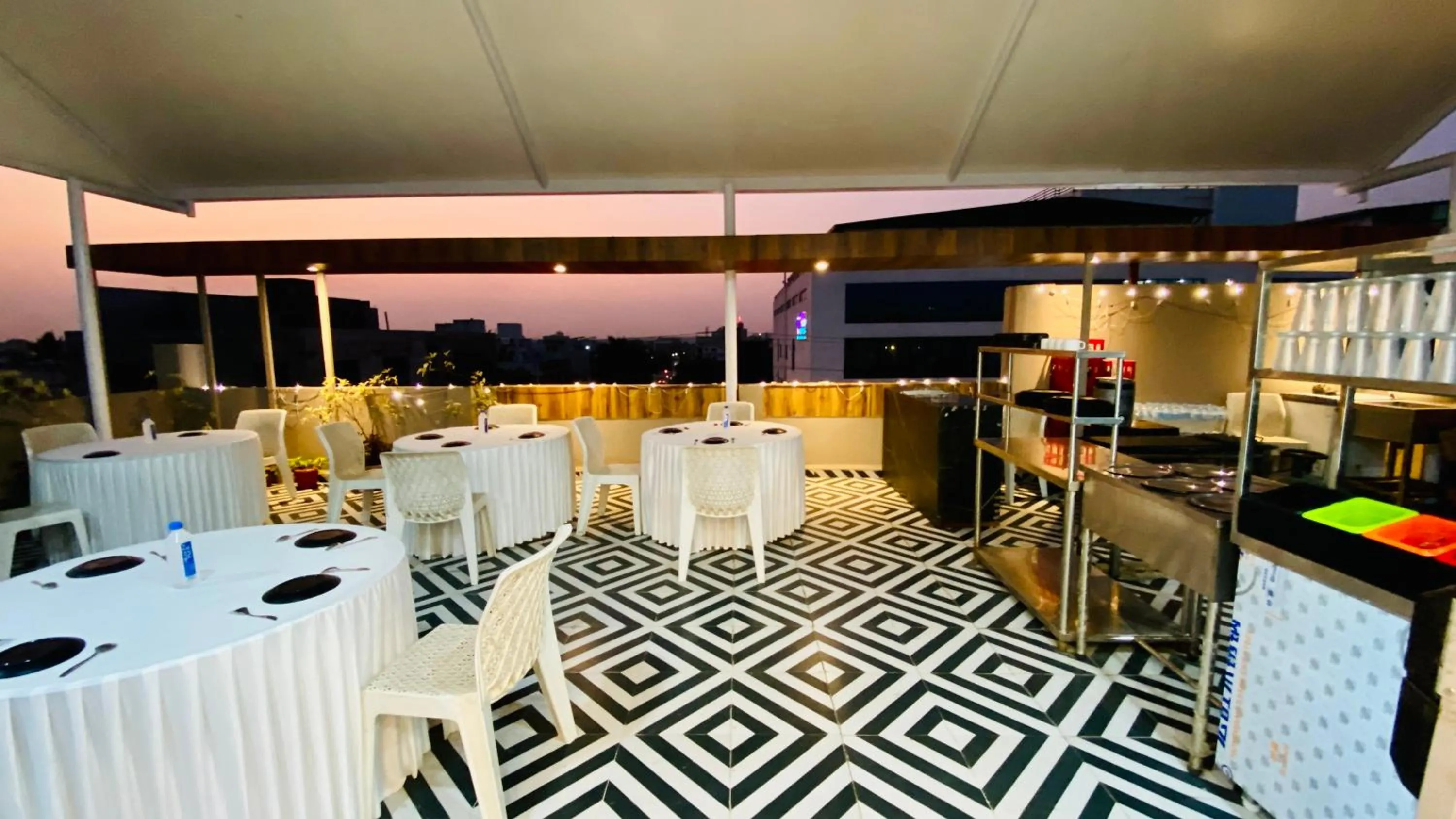 Restaurant/places to eat in Hotel Pravasa Stay, Dewas Naka