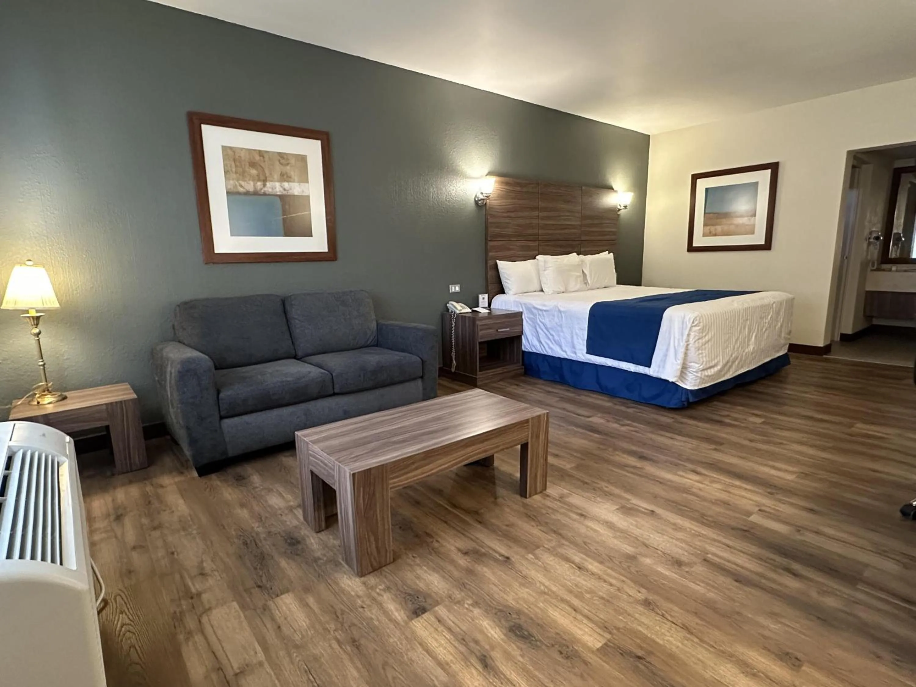 Photo of the whole room, Bed in Best Western Cumbres Inn Cd. Cuauhtemoc