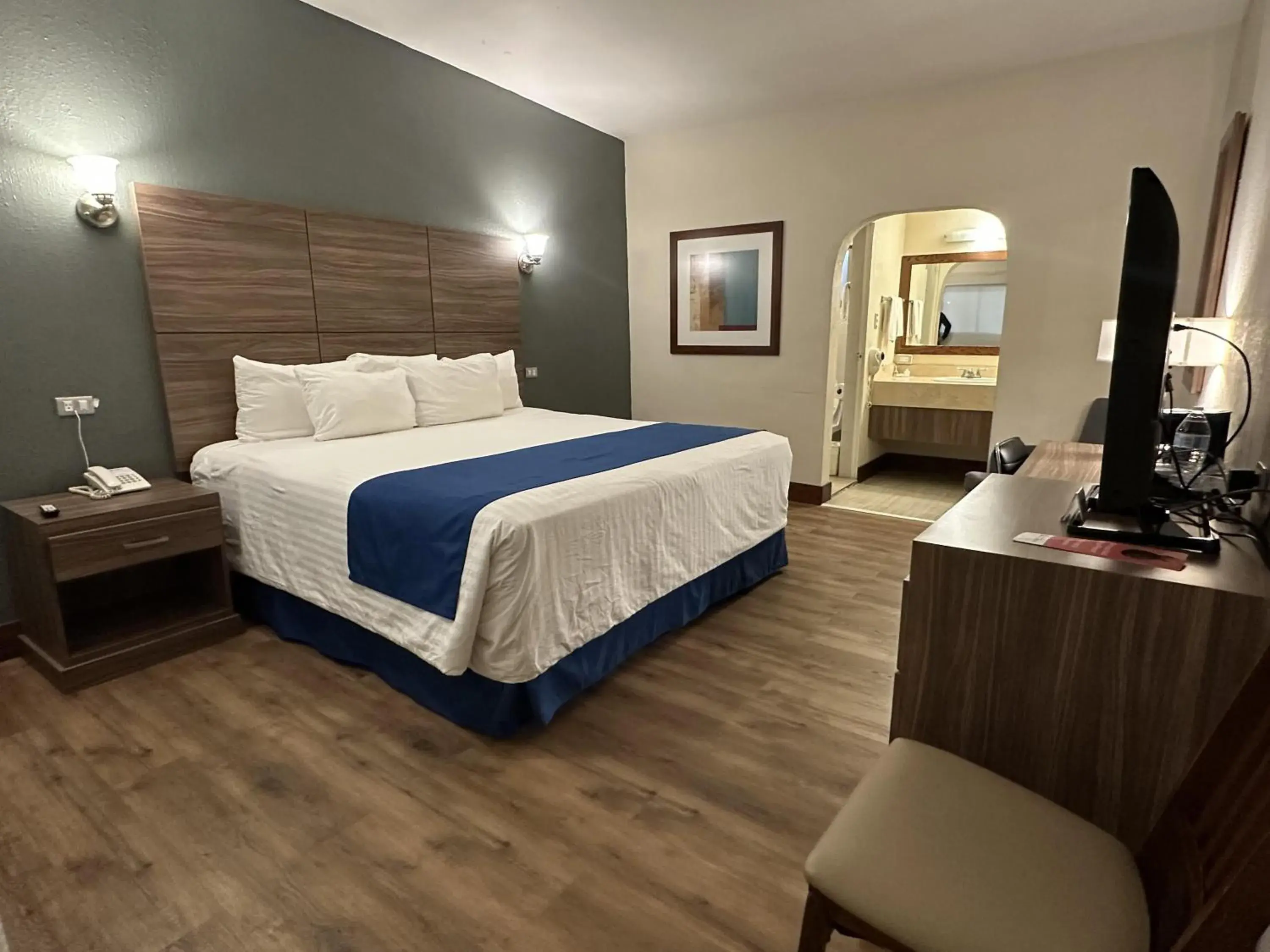 King Room - Non-Smoking in Best Western Cumbres Inn Cd. Cuauhtemoc King Room - Non-Smoking in Best Western Cumbres Inn Cd. Cuauhtemoc