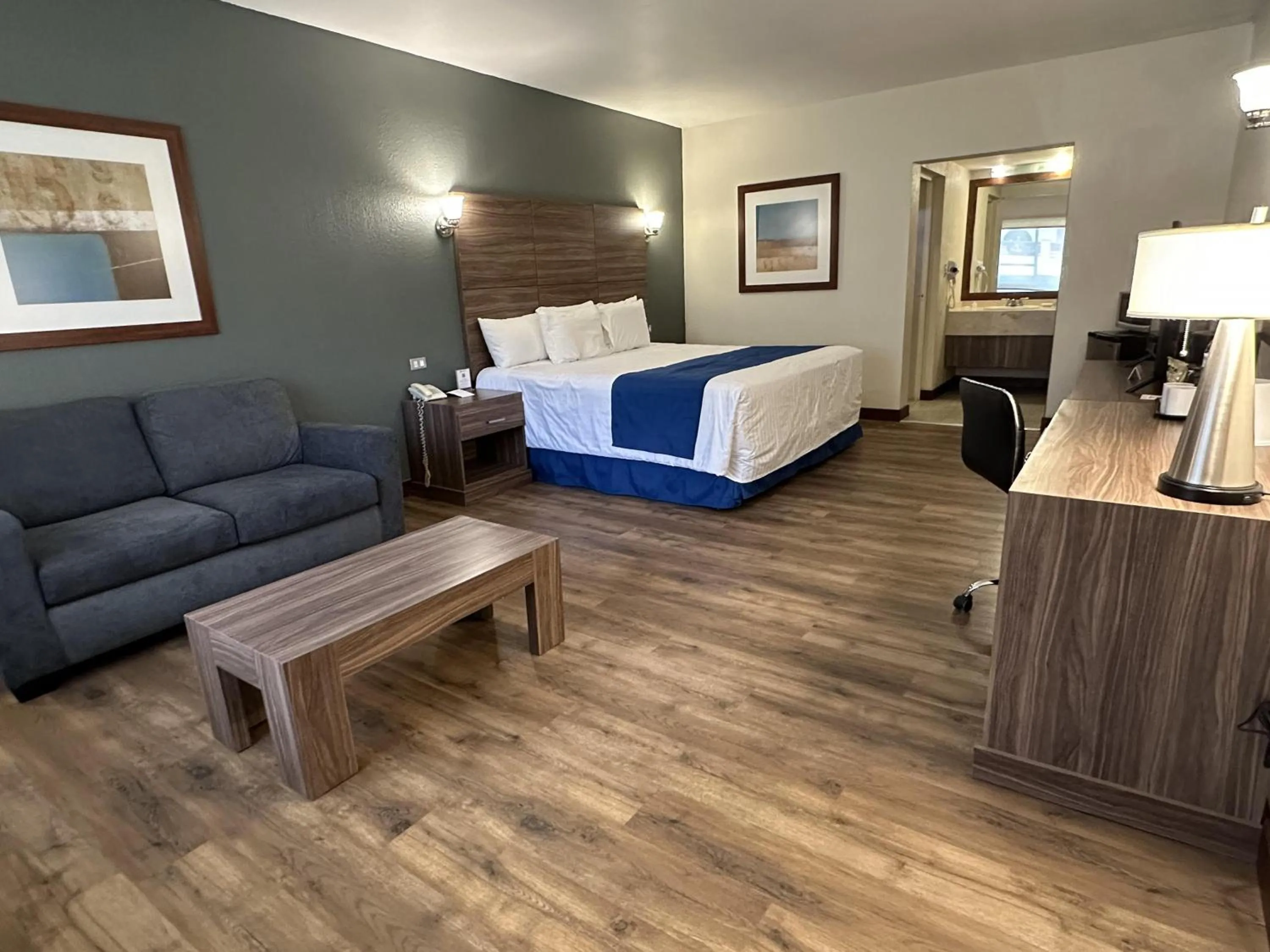 Photo of the whole room, Bed in Best Western Cumbres Inn Cd. Cuauhtemoc