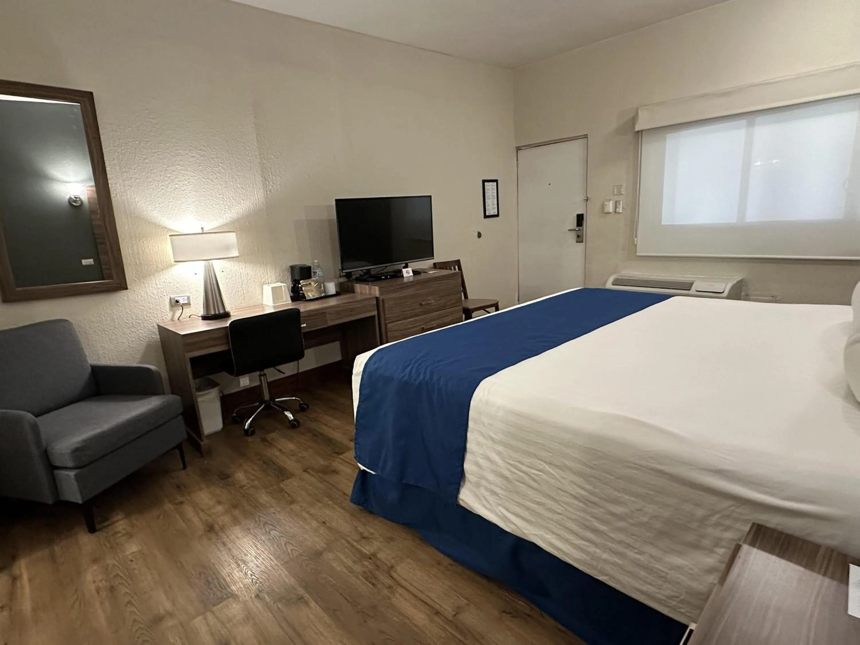 Bedroom, Bed in Best Western Cumbres Inn Cd. Cuauhtemoc